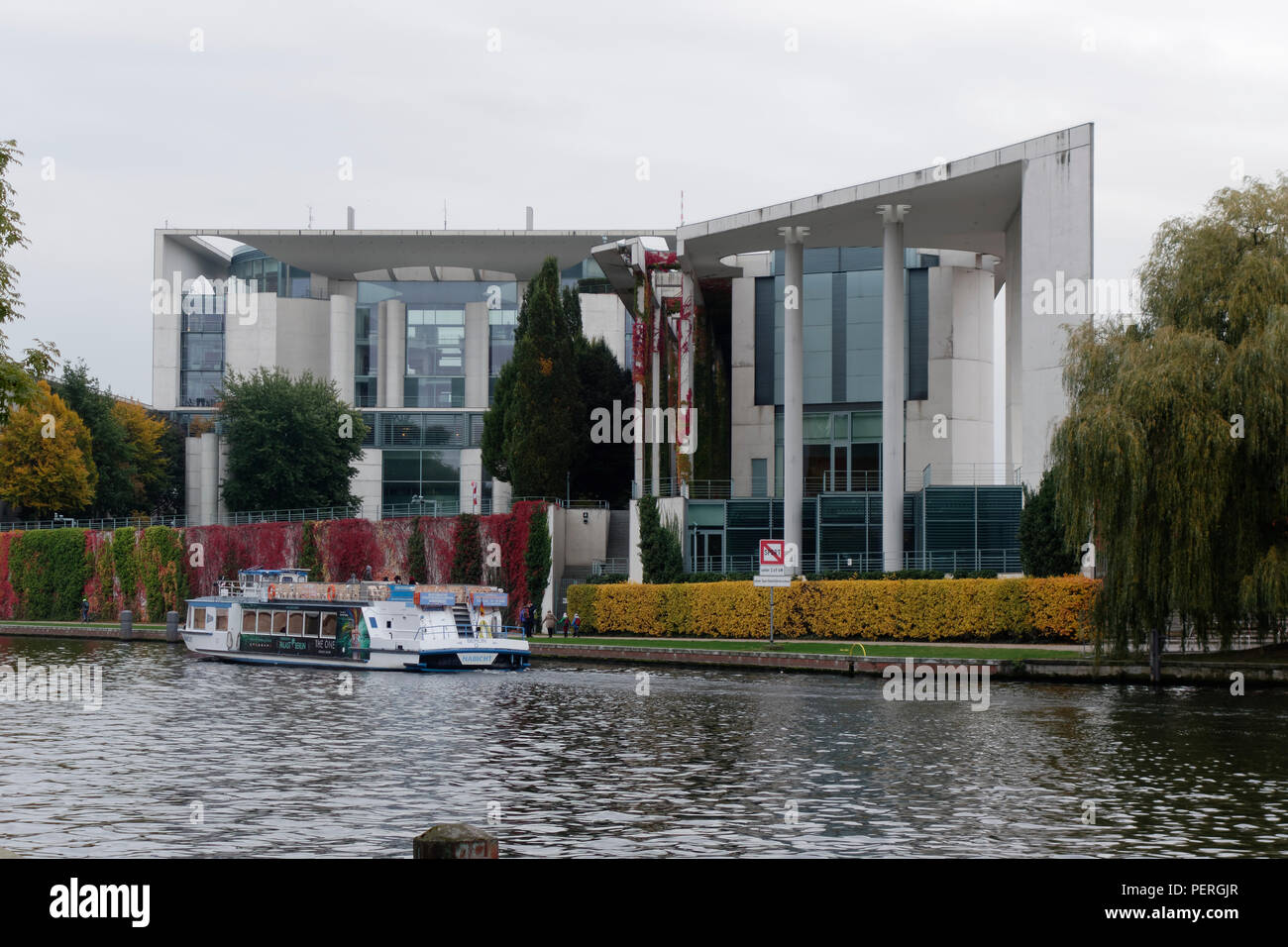 Bundeskanzleramt an der Spree mit Fernsehturm, Berlin. Stockfoto