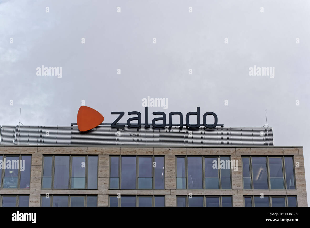 Zalando Logo auf Bürogebäude, Berlin. Stockfoto
