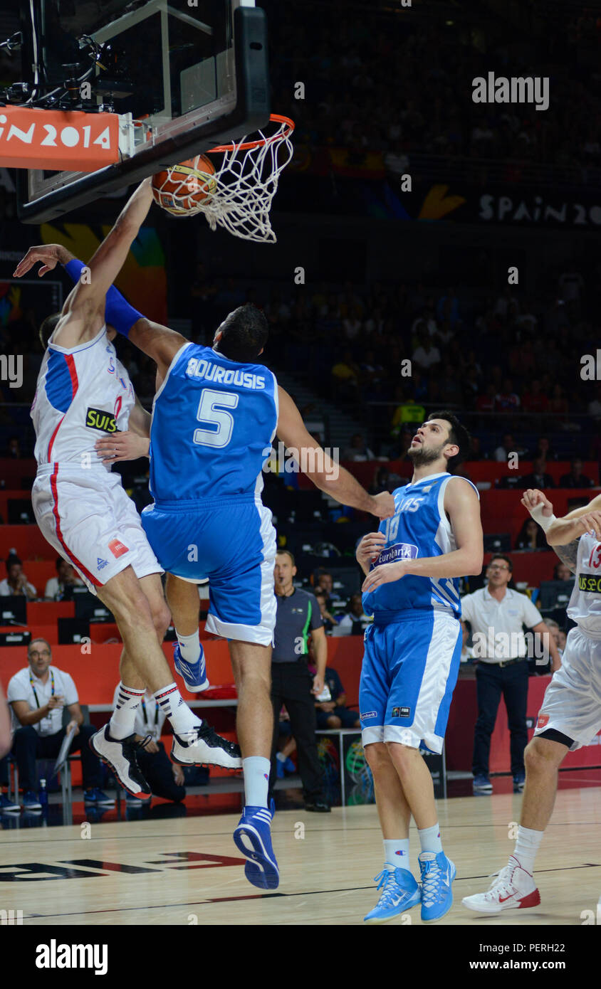 Nikola Kalinic (Serbien) dunking über Ioannis Bouroussis (Griechenland). FIBA Basketball Wm, Spanien 2014 Stockfoto