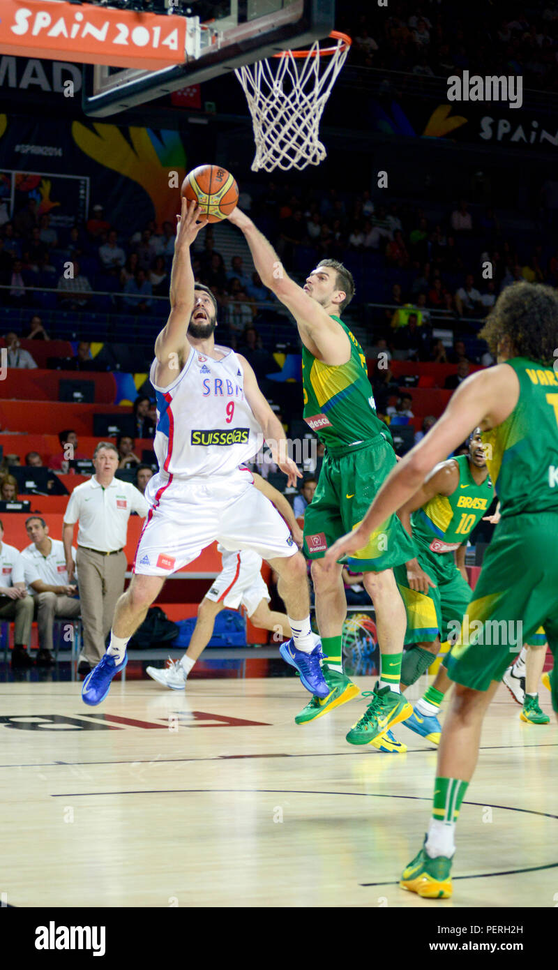 Stefan Markovic (Serbien) zählende gegen Tiago Splitter und Anderson Varejao (Brasil). FIBA Basketball Wm, Spanien 2014 Stockfoto