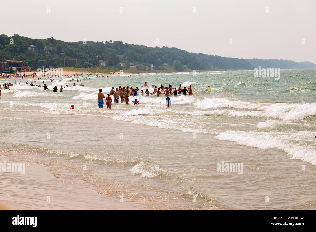 Masse von Menschen Hand in Hand gehen in den See. Vielleicht, auf der Suche nach ertrinken Opfer. Stockfoto