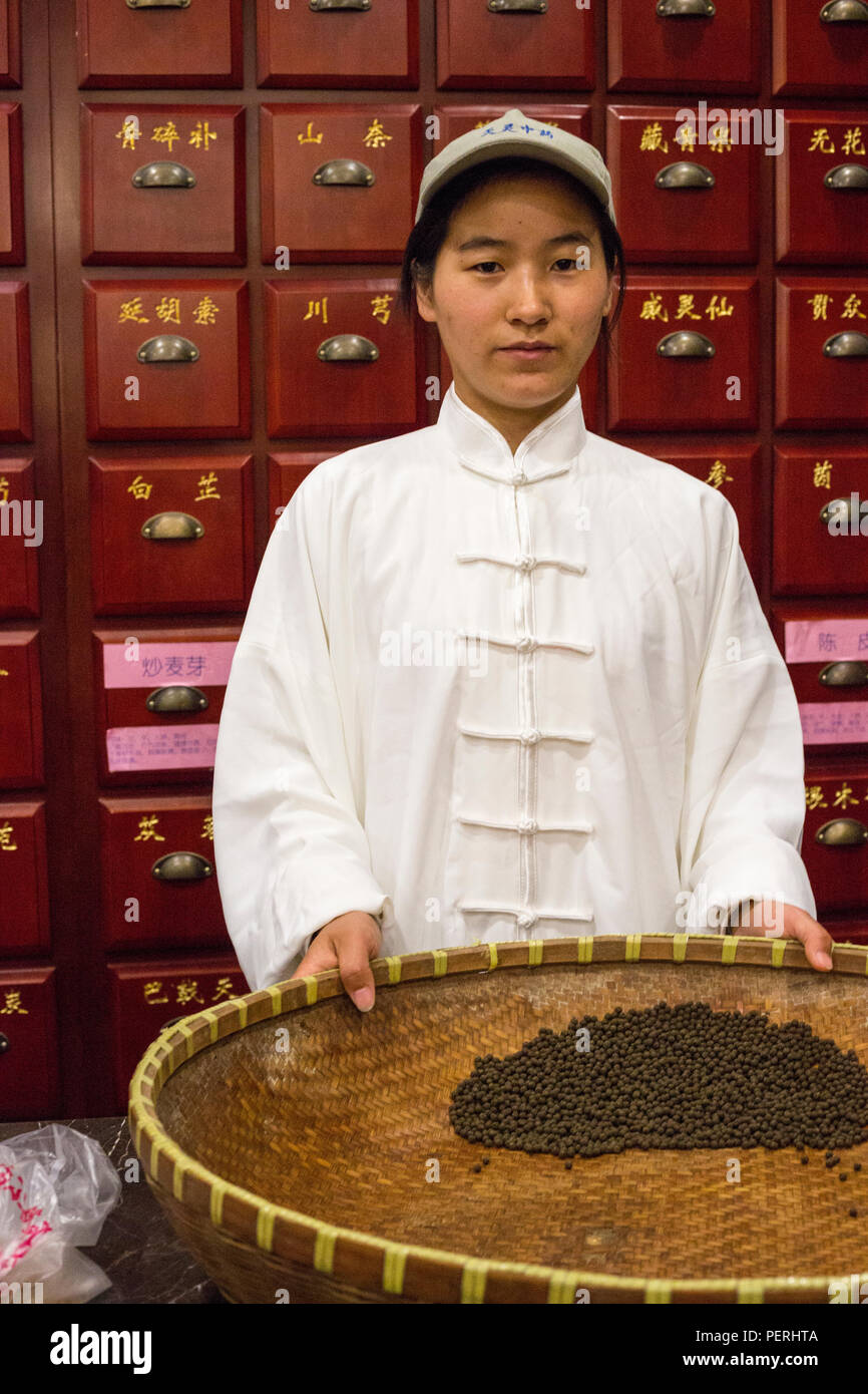 Suzhou, Jiangsu, China. Eines Mitarbeiters, der Pillen in ein Unternehmen zur Herstellung traditioneller pflanzlicher Arzneimittel. Stockfoto