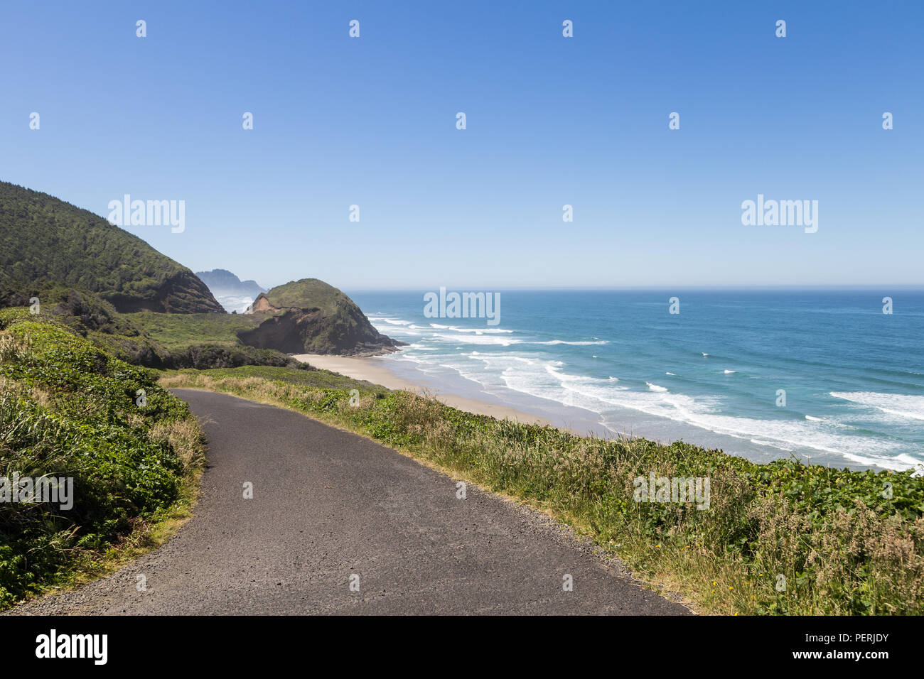 Atemberaubende Aussicht auf das Oregon pazifische Küste vom Meer entlang der berühmten Pacific Highway road trip an einem sonnigen Sommertag im Nordwesten der USA Stockfoto