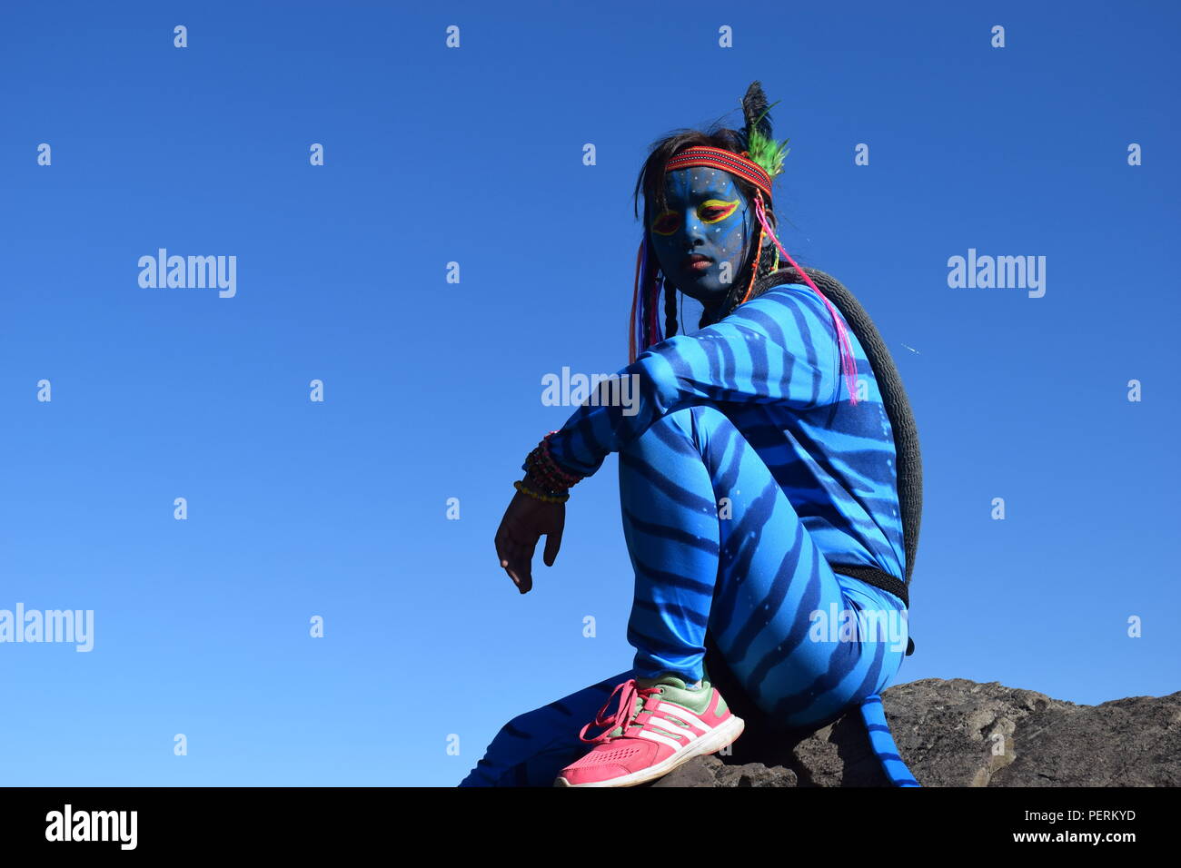 Ein junges Mädchen Feytiri angekommen am Mount Ulap ausruhen und erholen von der langen Reise auf die Erde und den Sonnenaufgang in der Morgendämmerung in Ampucao Sta genießen. Fe. Stockfoto