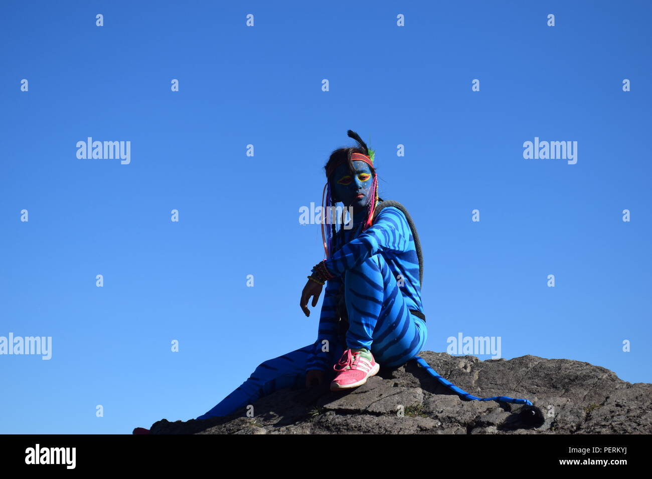 Ein junges Mädchen Feytiri angekommen am Mount Ulap ausruhen und erholen von der langen Reise auf die Erde und den Sonnenaufgang in der Morgendämmerung in Ampucao Sta genießen. Fe. Stockfoto