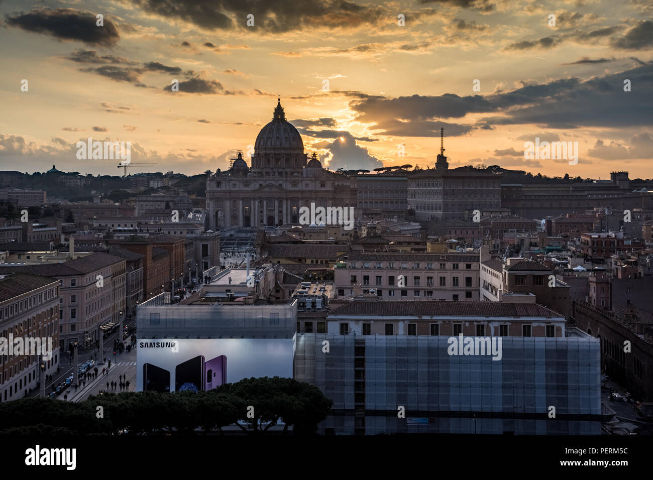 Rom, Italien, 24. März 2018: der Petersdom und die Vatikanstadt sind gegen einen frühen Frühling Sonnenuntergang in Rom. Stockfoto