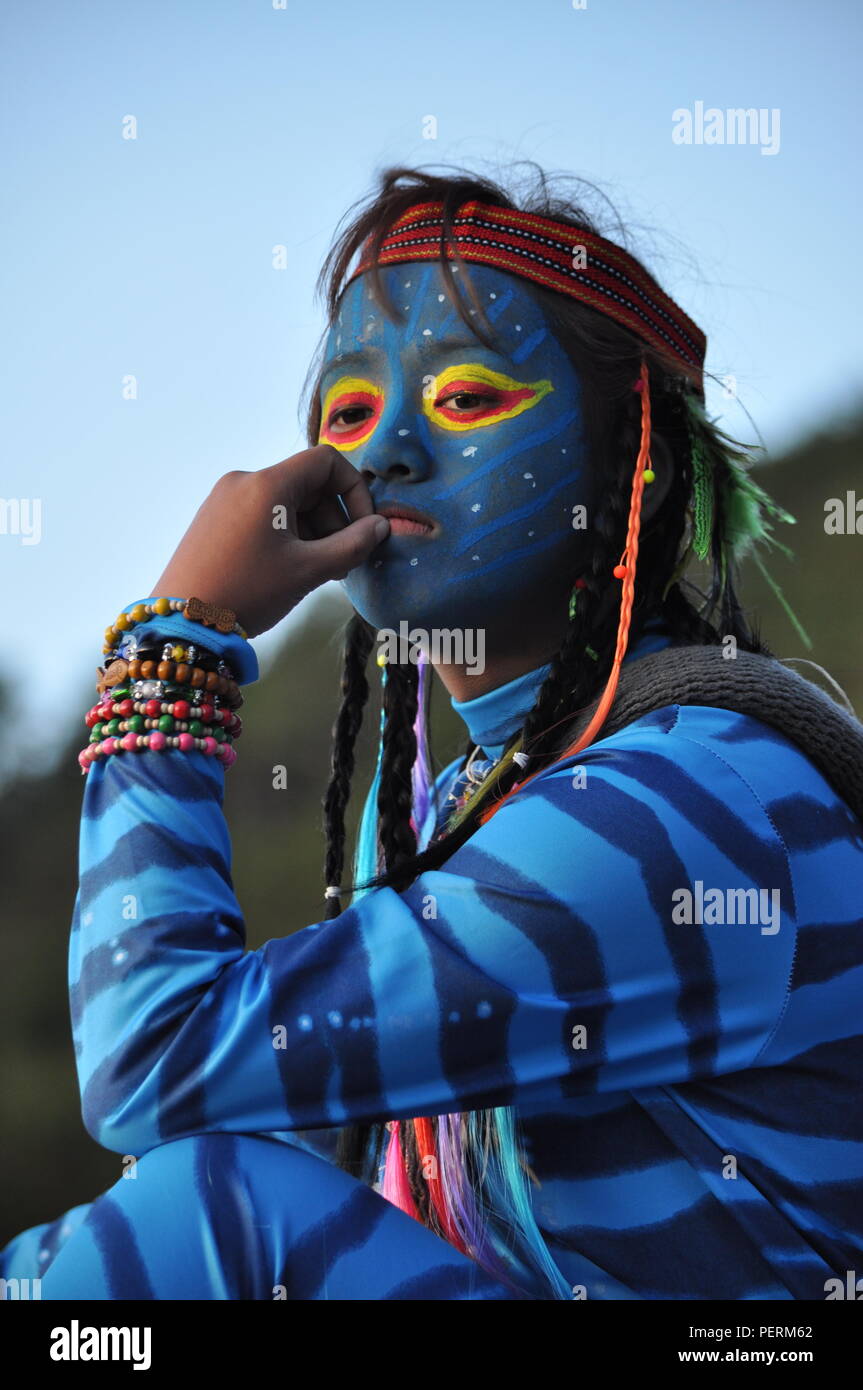 Ein junges Mädchen Feytiri angekommen am Mount Ulap ausruhen und erholen von der langen Reise auf die Erde und den Sonnenaufgang in der Morgendämmerung in Ampucao Sta genießen. Fe. Stockfoto