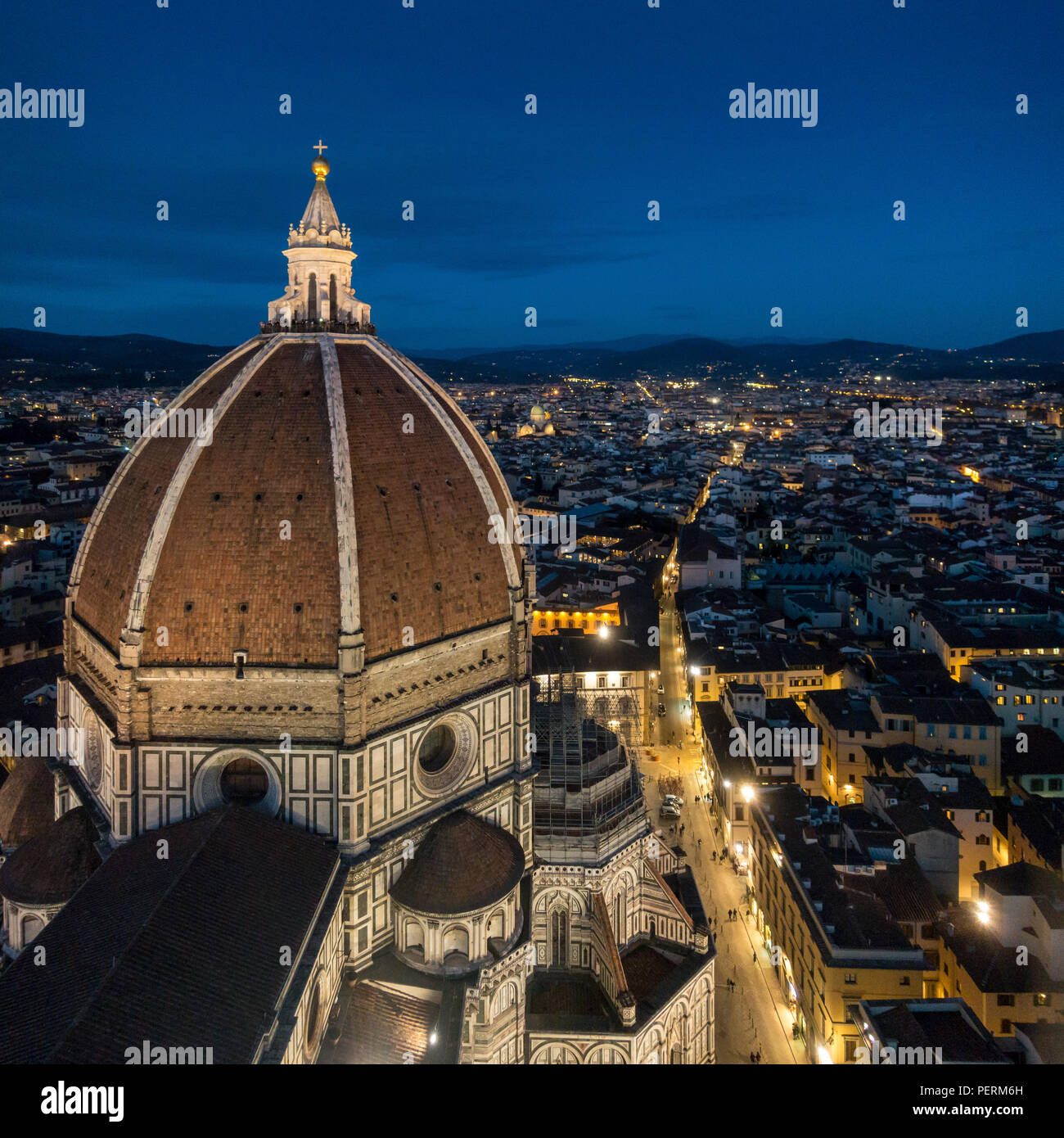 Florenz, Italien - 23. März 2018: Der Dom von Florenz ist Abends beleuchtet oberhalb des Mittelalters und der Renaissance Straßen der Stadt. Stockfoto
