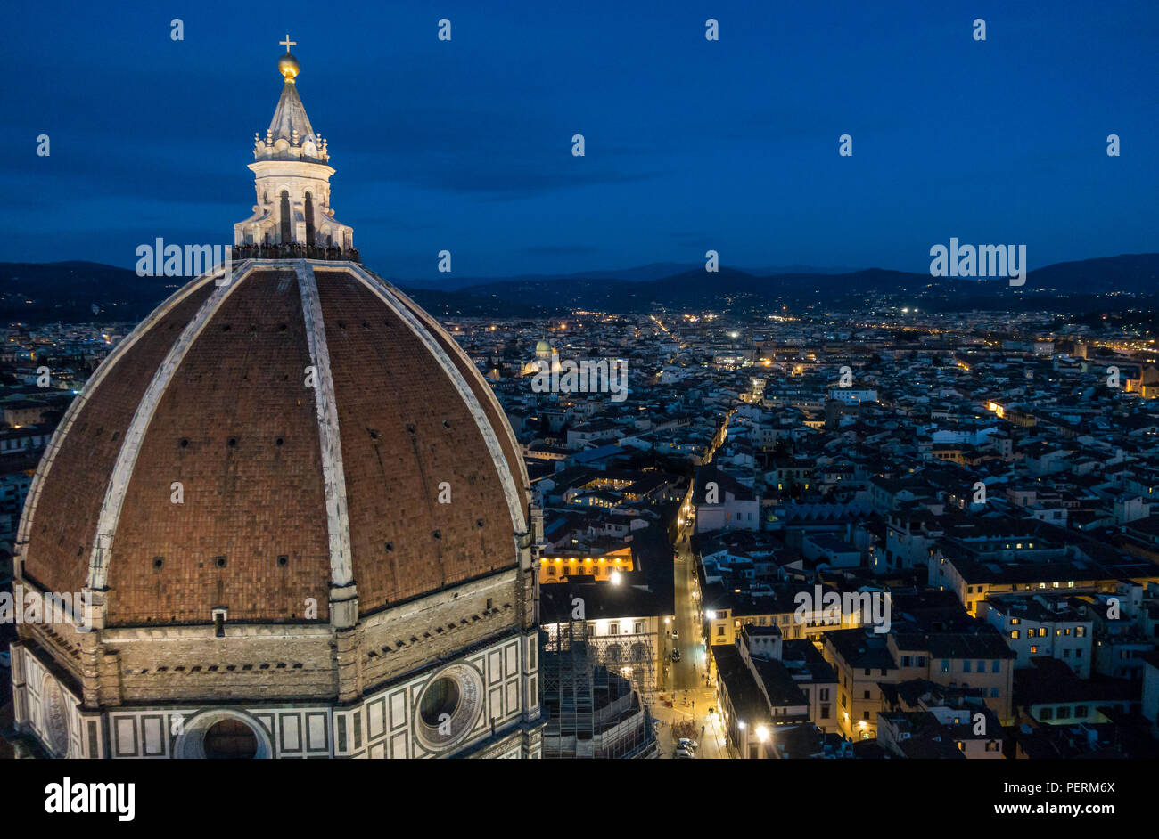 Florenz, Italien - 23. März 2018: Der Dom von Florenz ist Abends beleuchtet oberhalb des Mittelalters und der Renaissance Straßen der Stadt. Stockfoto