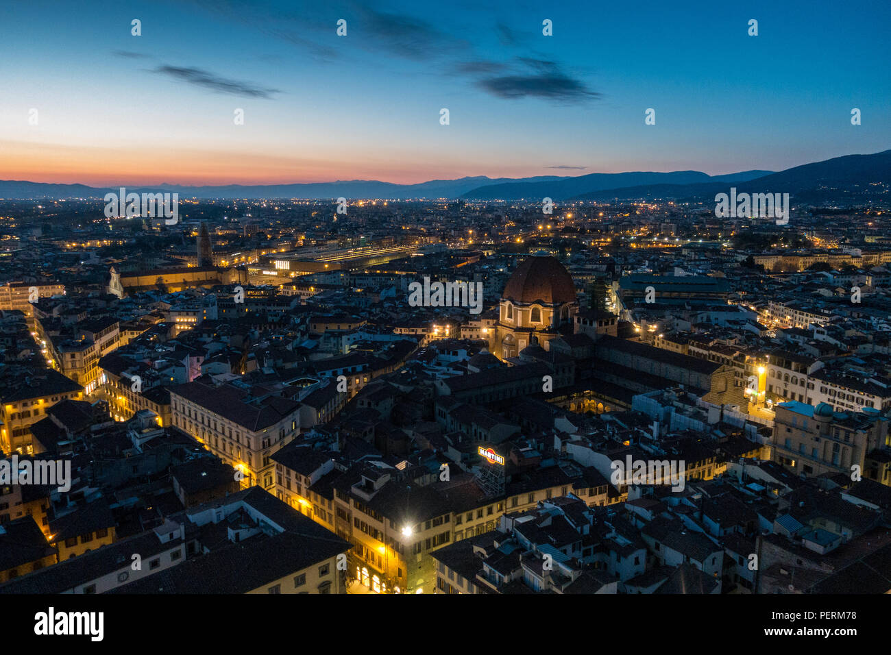 Florenz, Italien - 23. März 2018: eine Sicht aus der Vogelperspektive auf das Stadtbild von Florenz bei Sonnenuntergang, einschließlich Firenze Santa Maria Novella und dem Stockfoto