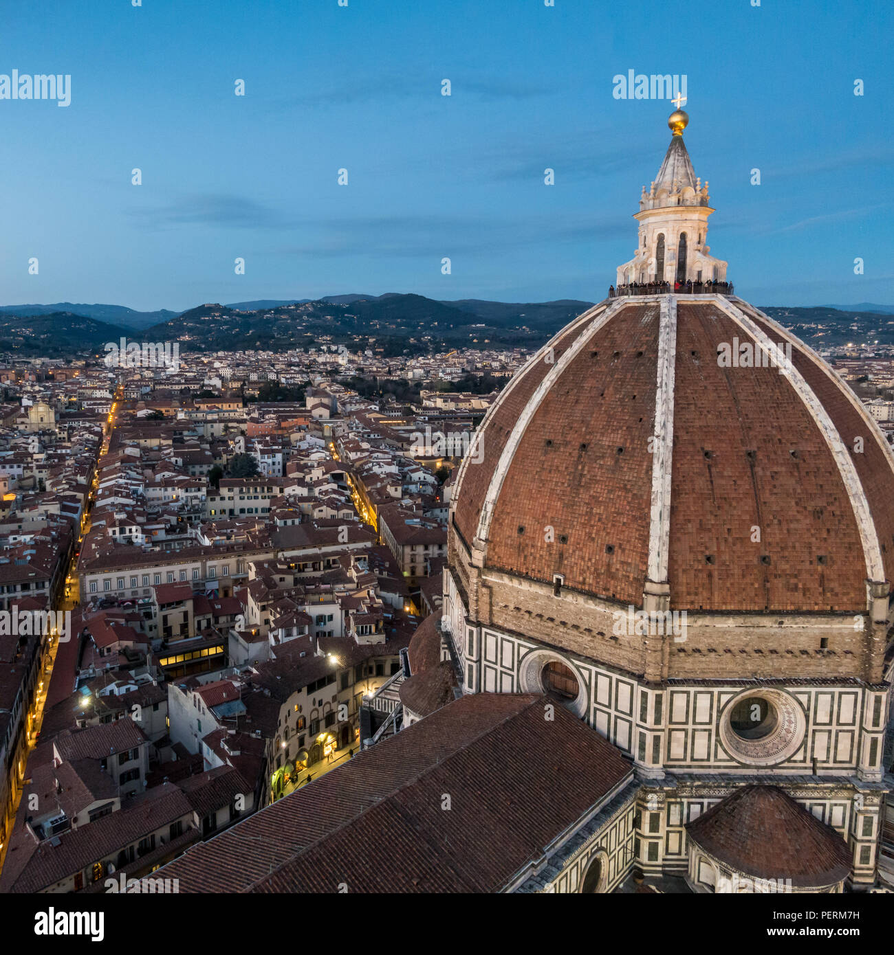 Florenz, Italien - 23. März 2018: Touristen sammeln auf der Kuppel von Florenz Duomo Kathedrale, den Sonnenuntergang zu beobachten. Stockfoto