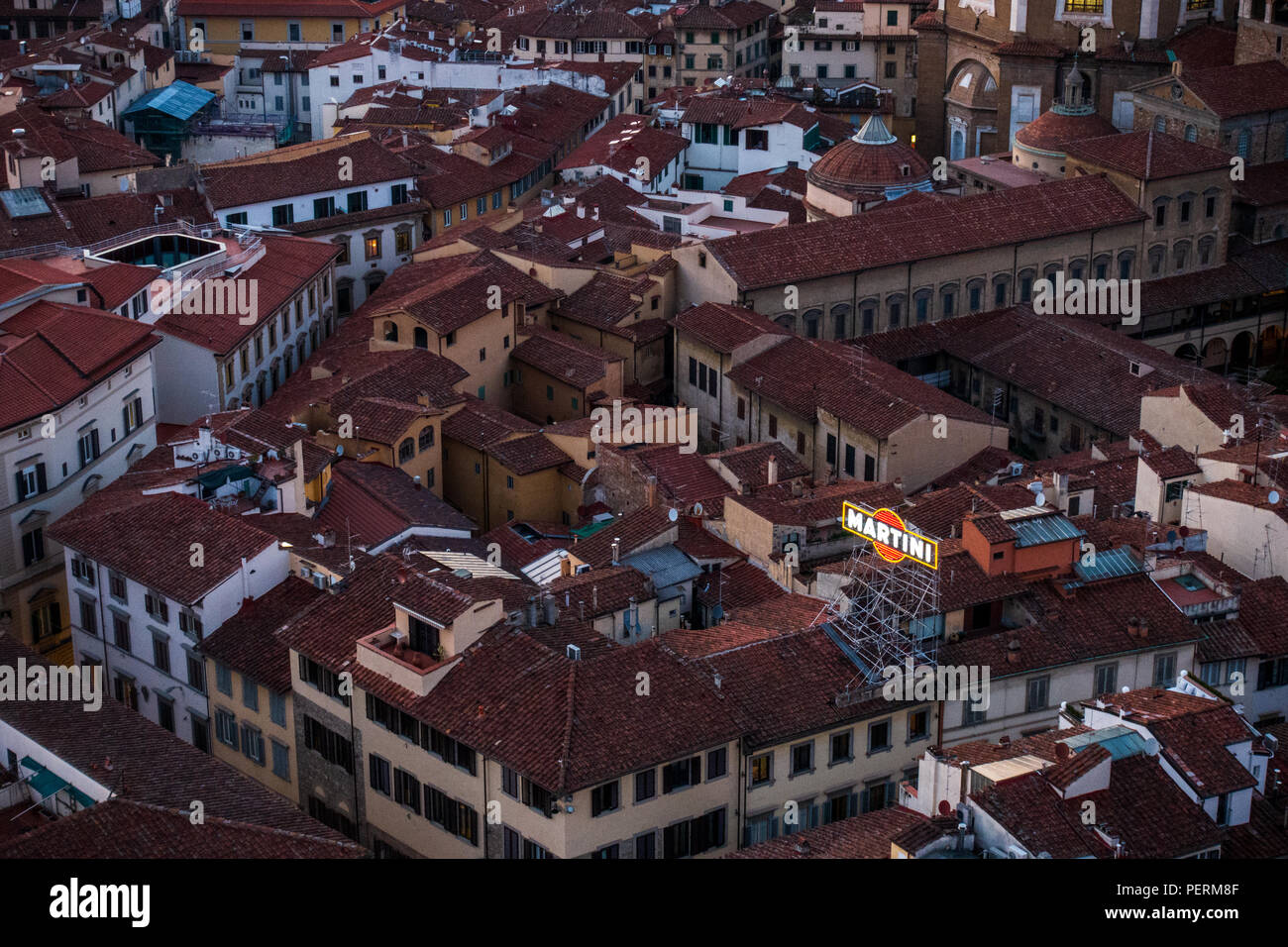 Florenz, Italien - 23. März 2018: Eine moderne Leuchtreklame steht auf einem Dach unter eng traditionelle mittelalterliche und Renaissance buildi Bauen Stockfoto