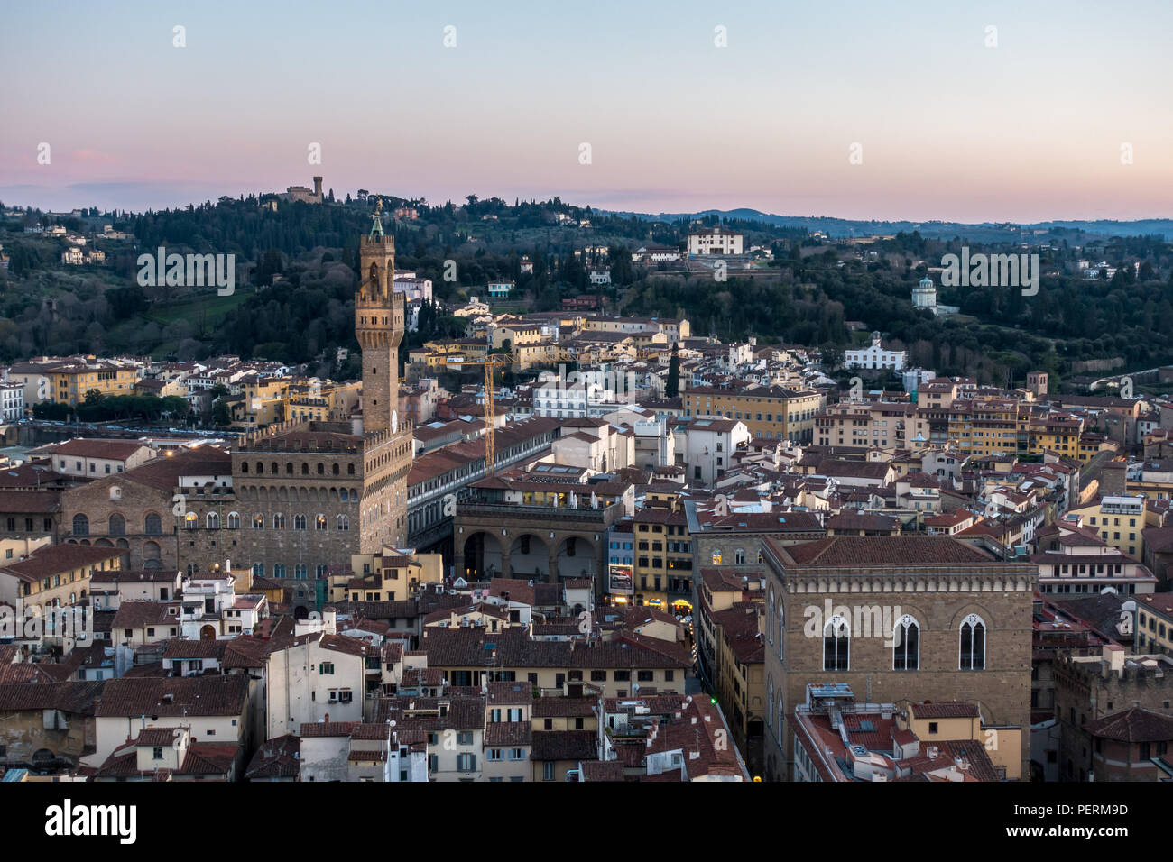 Florenz, Italien - 23. März 2018: Abend leuchtet das Stadtbild von Florenz, darunter die Sehenswürdigkeit Turm des Palazzo Vecchio, mit dem arcet Stockfoto