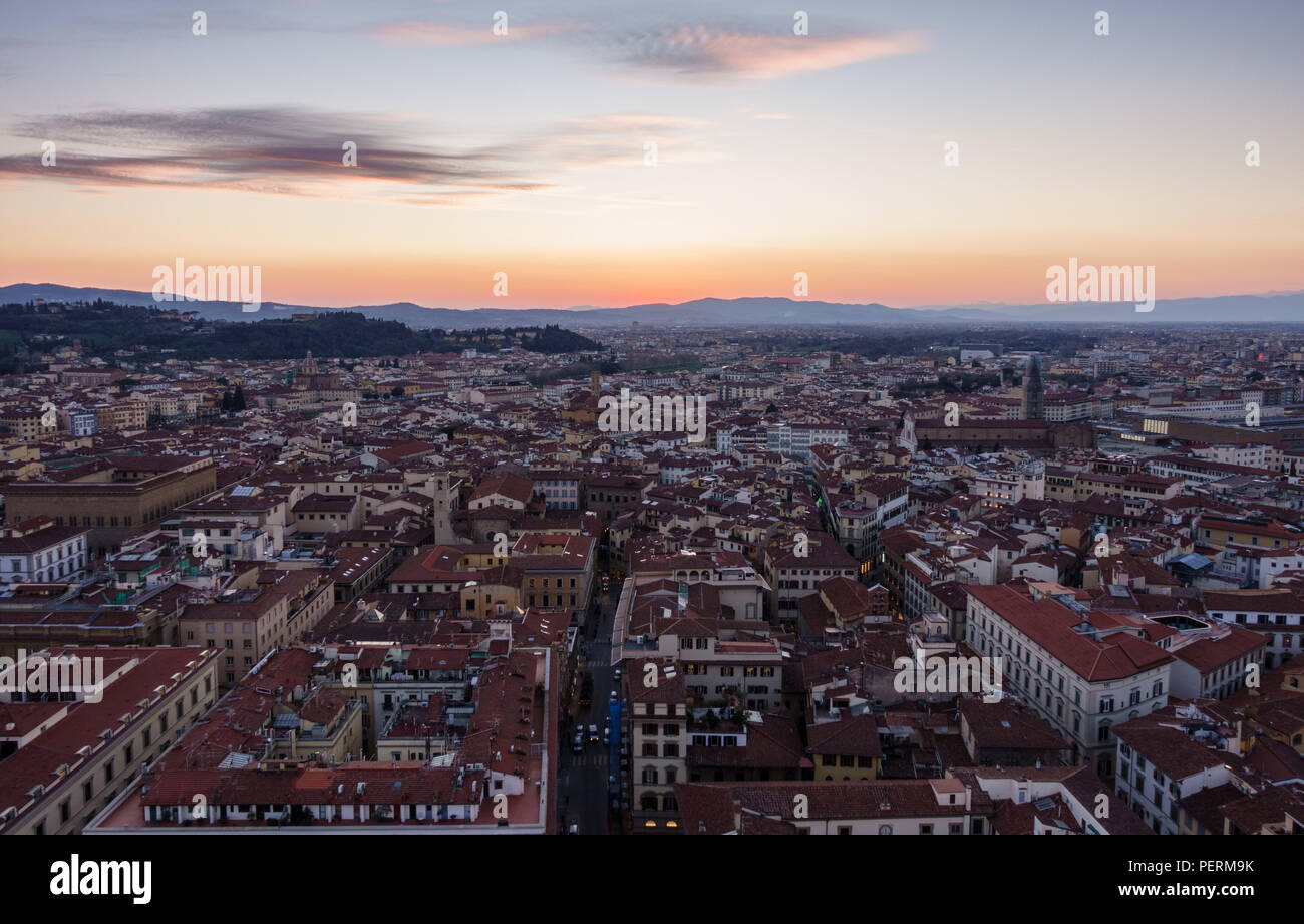 Florenz, Italien - 23. März 2018: Die Sonne über den Hügeln der Toskana und das Stadtbild von Florenz, von oben gesehen. Stockfoto