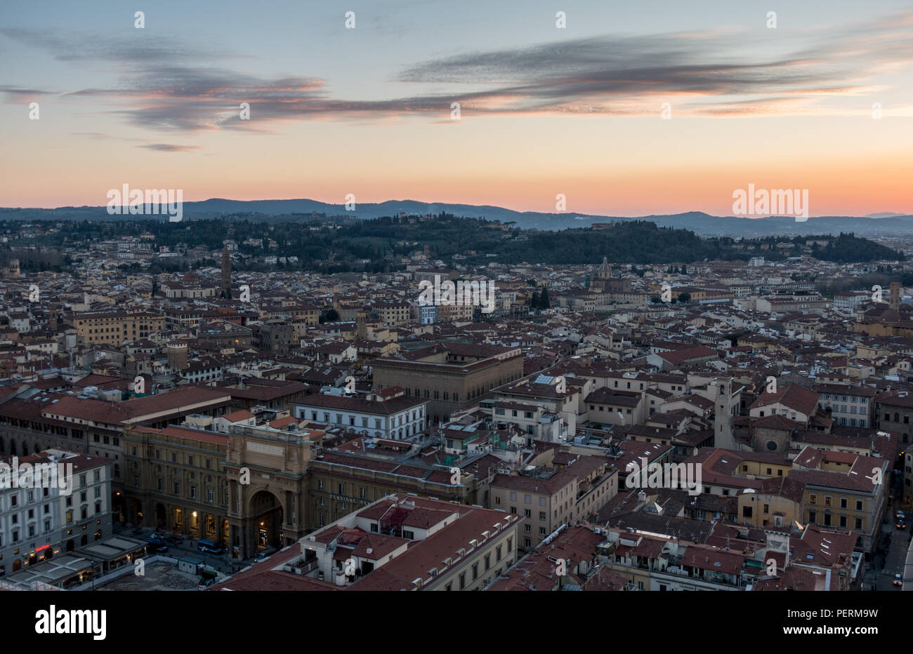 Florenz, Italien - 23. März 2018: Abend leuchtet auf die Dächer der Stadt Florenz, mit der Villa Hügel mit marmorplatten von Bellosguardo hinter steigt. Stockfoto