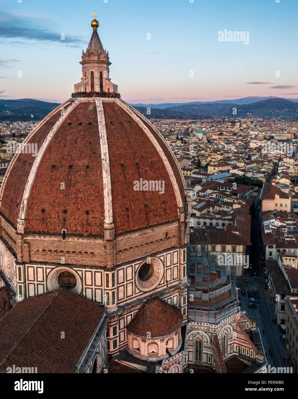 Florenz, Italien - 23. März 2018: Touristen sammeln auf der Kuppel der Kathedrale von Florenz bei Sonnenuntergang. Stockfoto