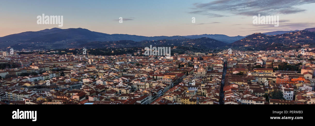 Florenz, Italien - 23. März 2018: Sonnenuntergang leuchtet auf die Dächer von Florenz Stadt, mit dem Fiesolean Hügel eine beeindruckende Kulisse. Stockfoto