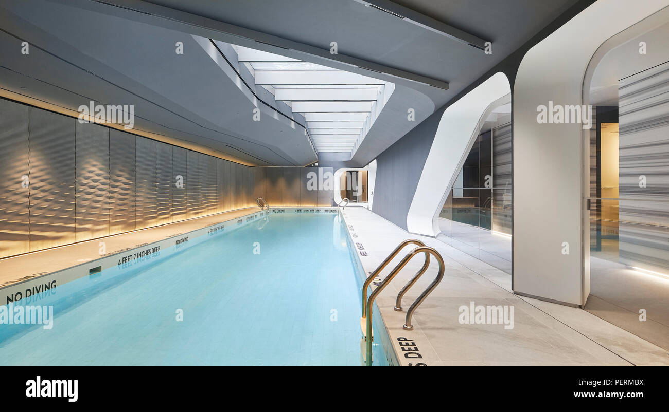Blick auf den Pool. 520 West 28. Straße, New York City, USA. Architekt: Zaha Hadid Architects, 2017. Stockfoto