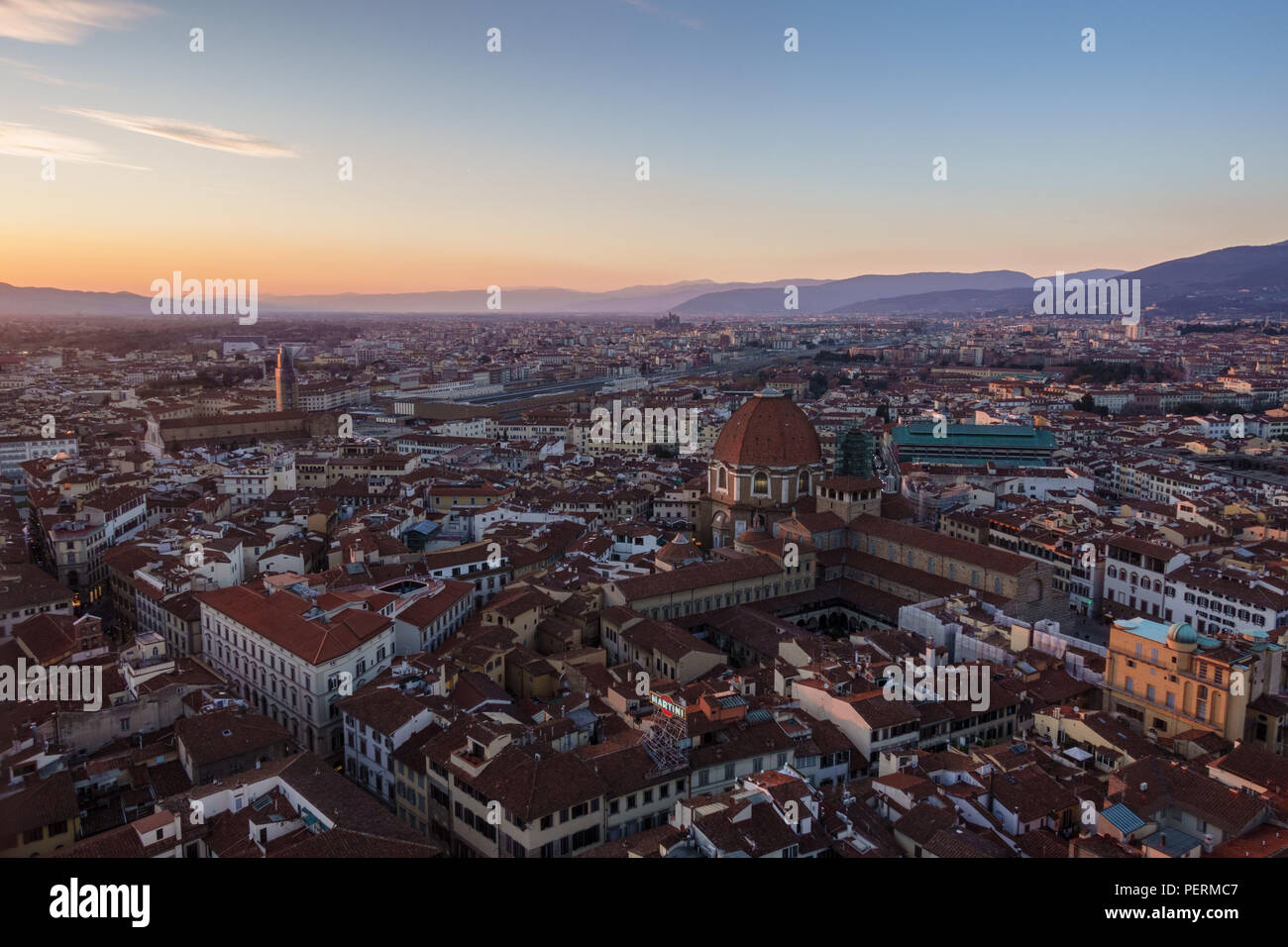 Florenz, Italien - 23. März 2018: Die Sonne über den Hügeln der Toskana und das Stadtbild von Florenz, von oben gesehen, mit Capelle Medicee in der Stockfoto