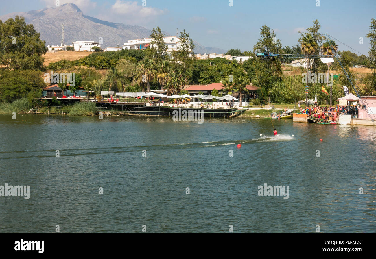 Seilbahn & Wake Board Park, See im Parque de las Medranas, San Pedro Alcántara, Andalusien, Malaga Stockfoto