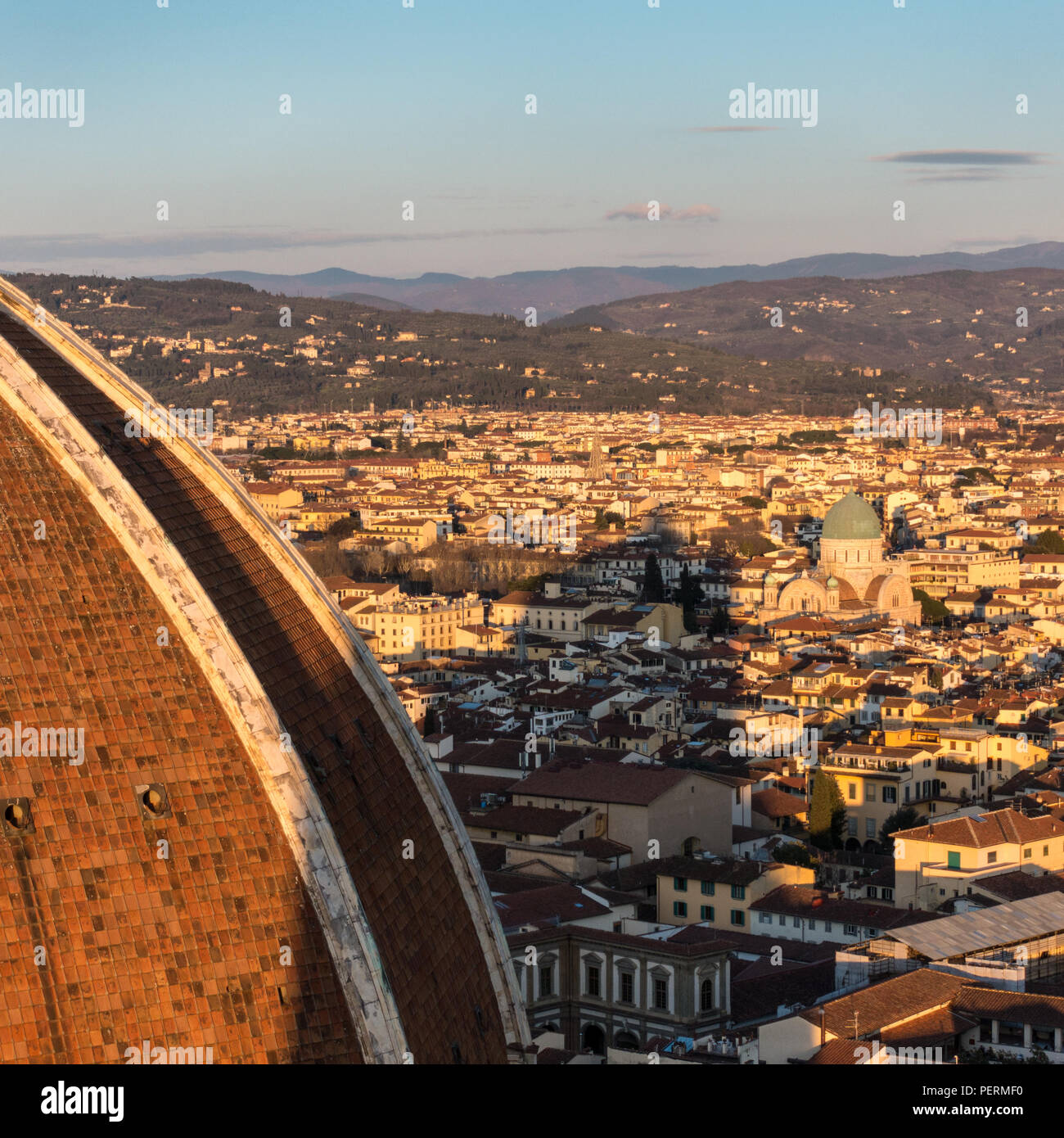 Florenz, Italien - 23. März 2018: Der Duomo di Firenze Dom wirft einen langen Schatten über das Stadtbild von Florenz bei Sonnenuntergang, mit dem Florenz Synag Stockfoto