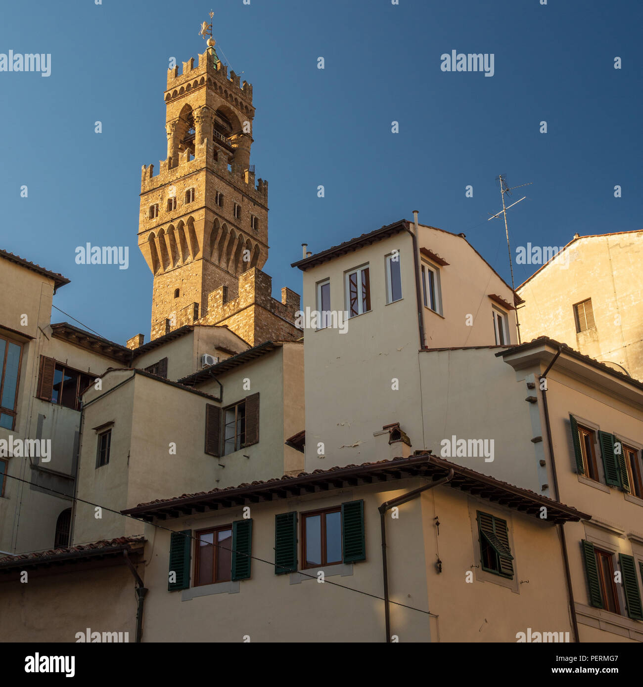 Florenz, Italien - 23. März 2018: Der Turm des Palazzo Vecchio steigt über die traditionellen Häuser von Florenz. Stockfoto