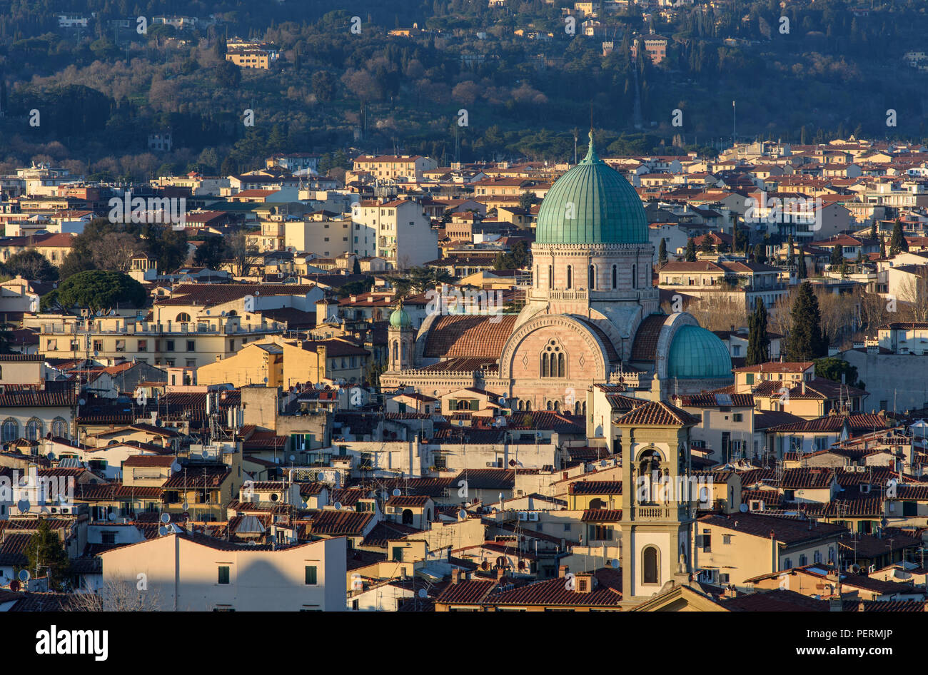 Florenz, Italien - 22. März 2018: Die Synagoge von Florenz steigt von Straßen von traditionellen Häusern in der Stadt. Stockfoto