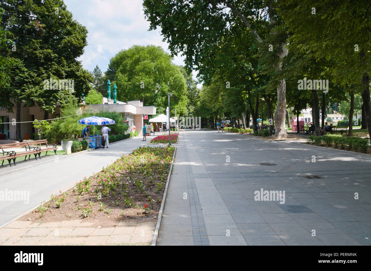 Niska Banja, Serbien - August 16.2018: Promenade in Niska Banja, berühmten Kurort in Serbien Stockfoto