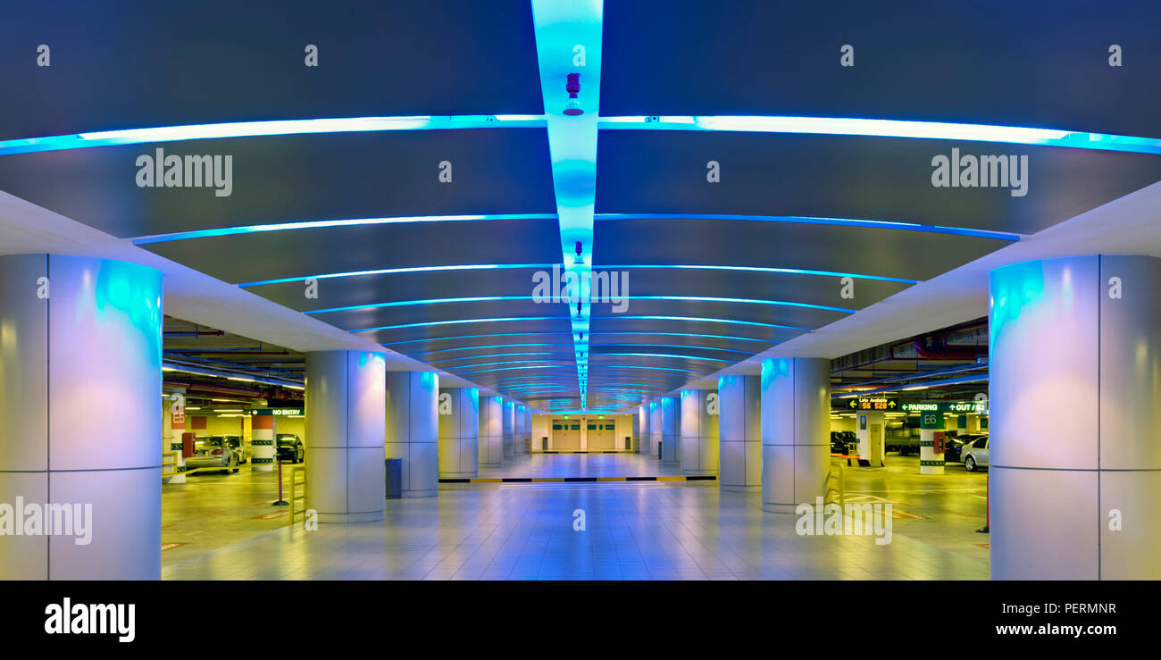 Neon-beleuchteter unterirdischen Mall Parkplatz, Singapur, Südostasien Stockfoto