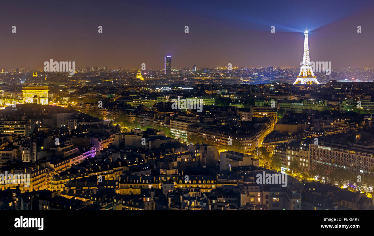 Ansicht der Stadt mit der Eiffelturm in der Ferne, Paris, Frankreich, Europa Stockfoto