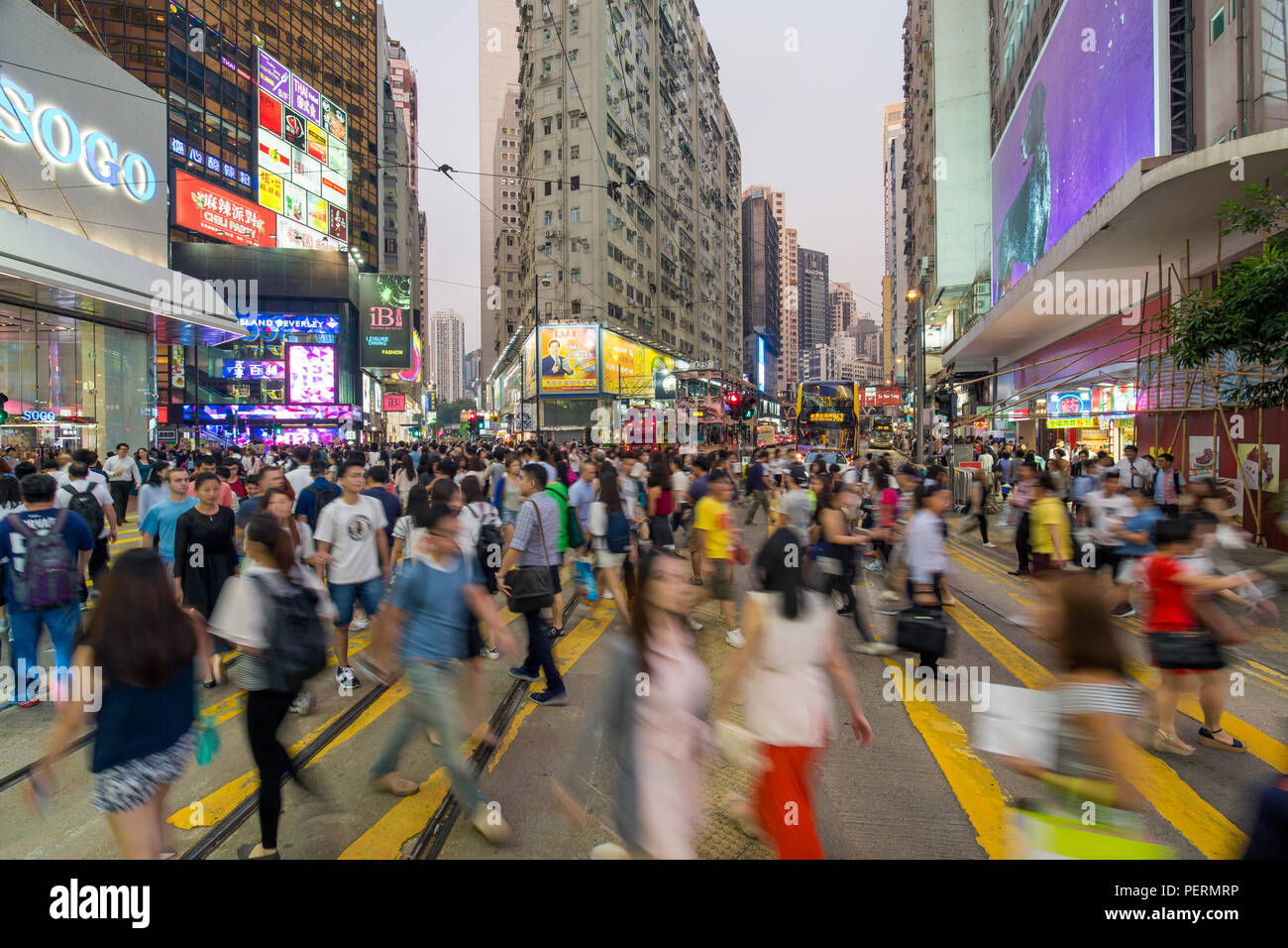 Fußgänger und Verkehr an einer belebten Kreuzung in Causeway Bay, Hong Kong Island, Hong Kong, China Stockfoto