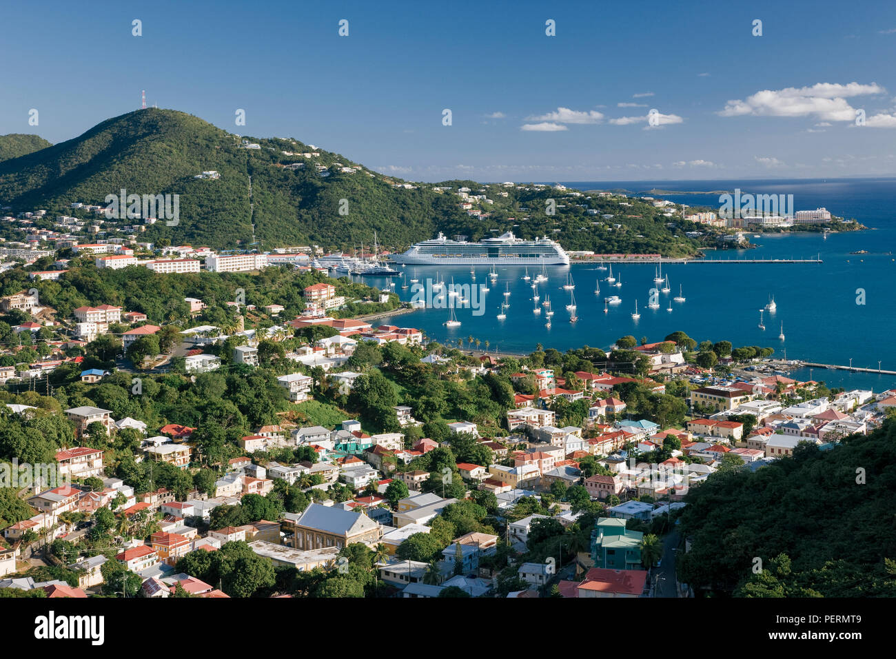 West Indies, Karibik, Kleine Antillen, Leeward Inseln, US Virgin Islands, St. Thomas, erhöhte Blick über Charlotte Amalie im Abendlicht Stockfoto