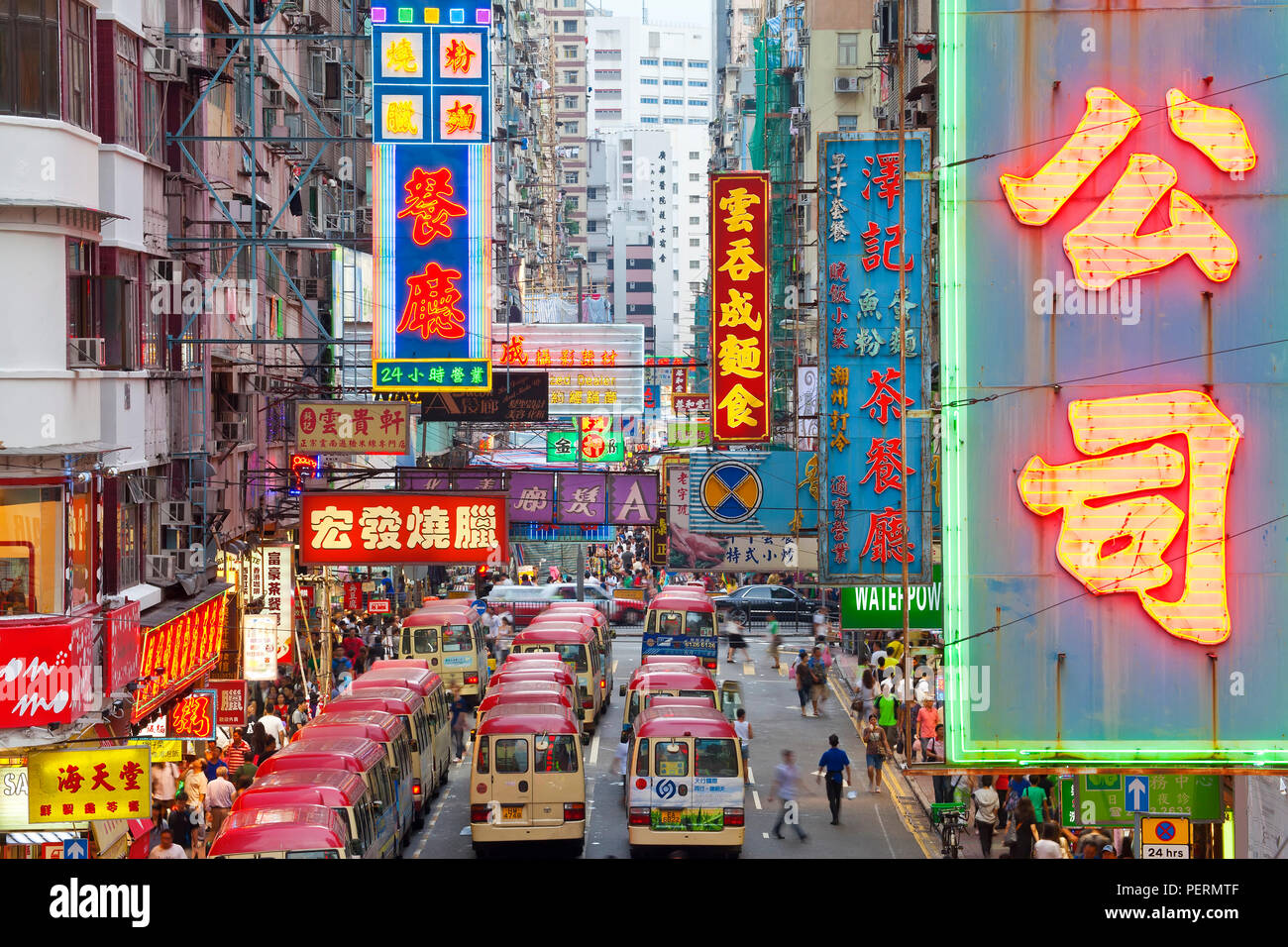 Street Scene, Mini bus station, Mong Kok, Kowloon, Hongkong, China Stockfoto