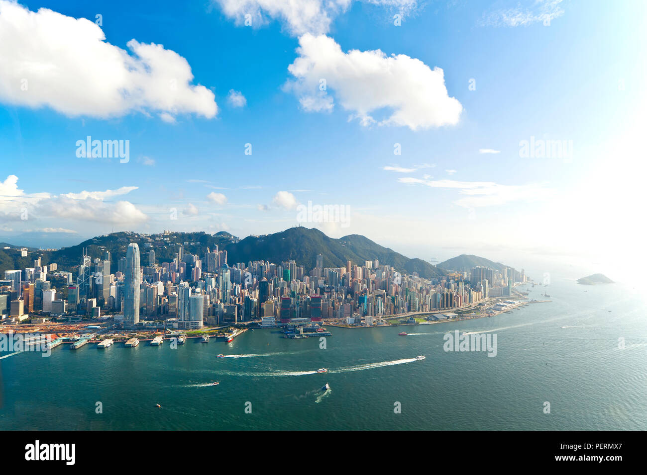 Erhöhten Blick auf den geschäftigen Hafen von Hong Kong, zentralen Stadtteil von Hong Kong Island und Victoria Peak, Hong Kong, China Stockfoto