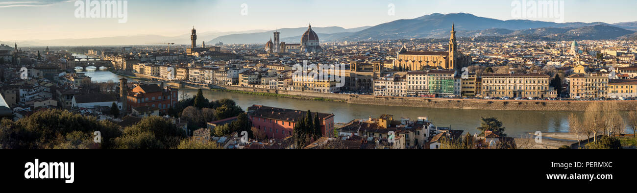 Florenz, Italien - 23. März 2018: Abend leuchtet das Stadtbild von Florenz an den Ufern des Flusses Arno, einschließlich der Sehenswürdigkeiten Ponte Vecchio bridg Stockfoto