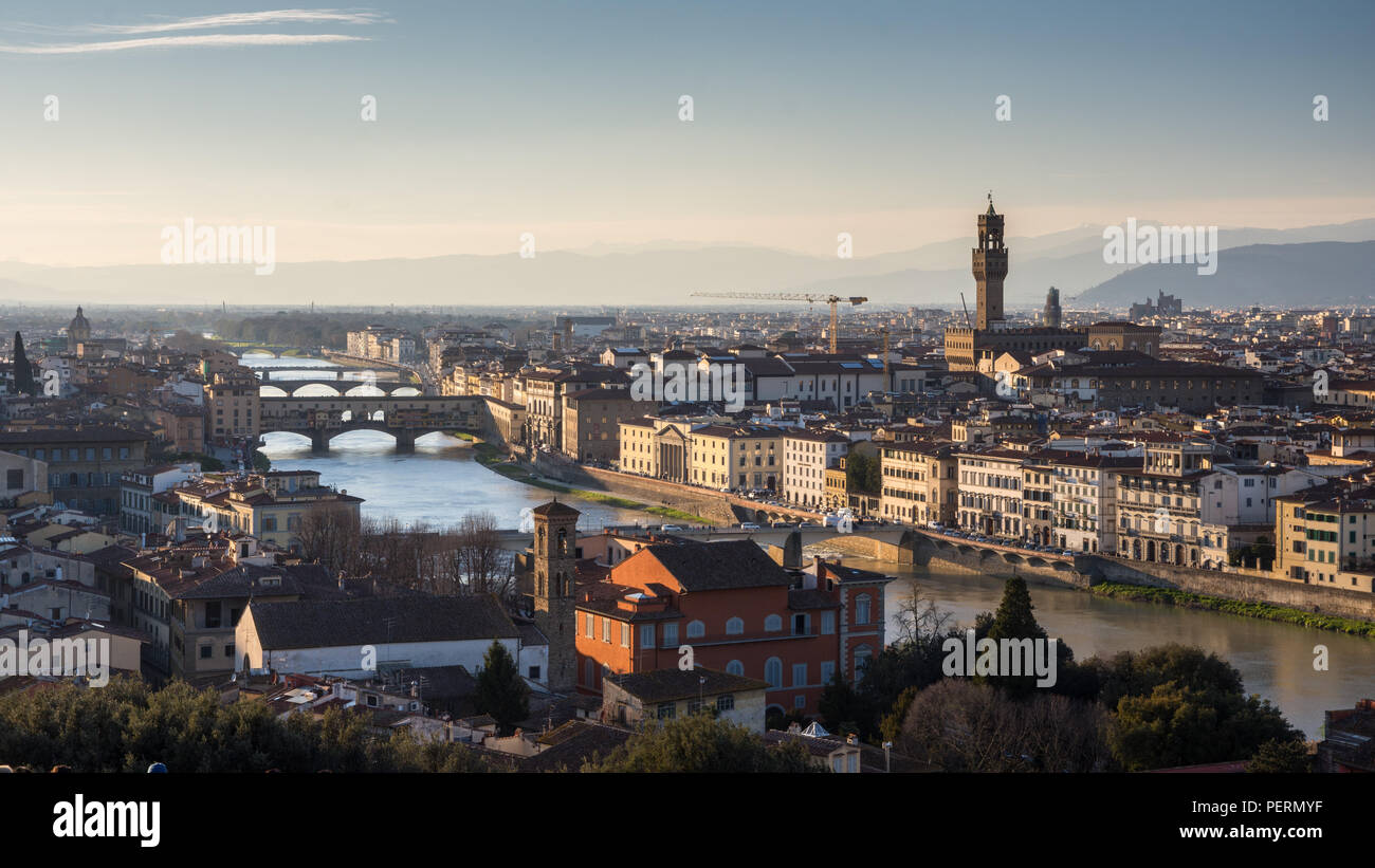 Florenz, Italien - 23. März 2018: Abend leuchtet das Stadtbild von Florenz an den Ufern des Flusses Arno, einschließlich der Sehenswürdigkeiten Ponte Vecchio bridg Stockfoto