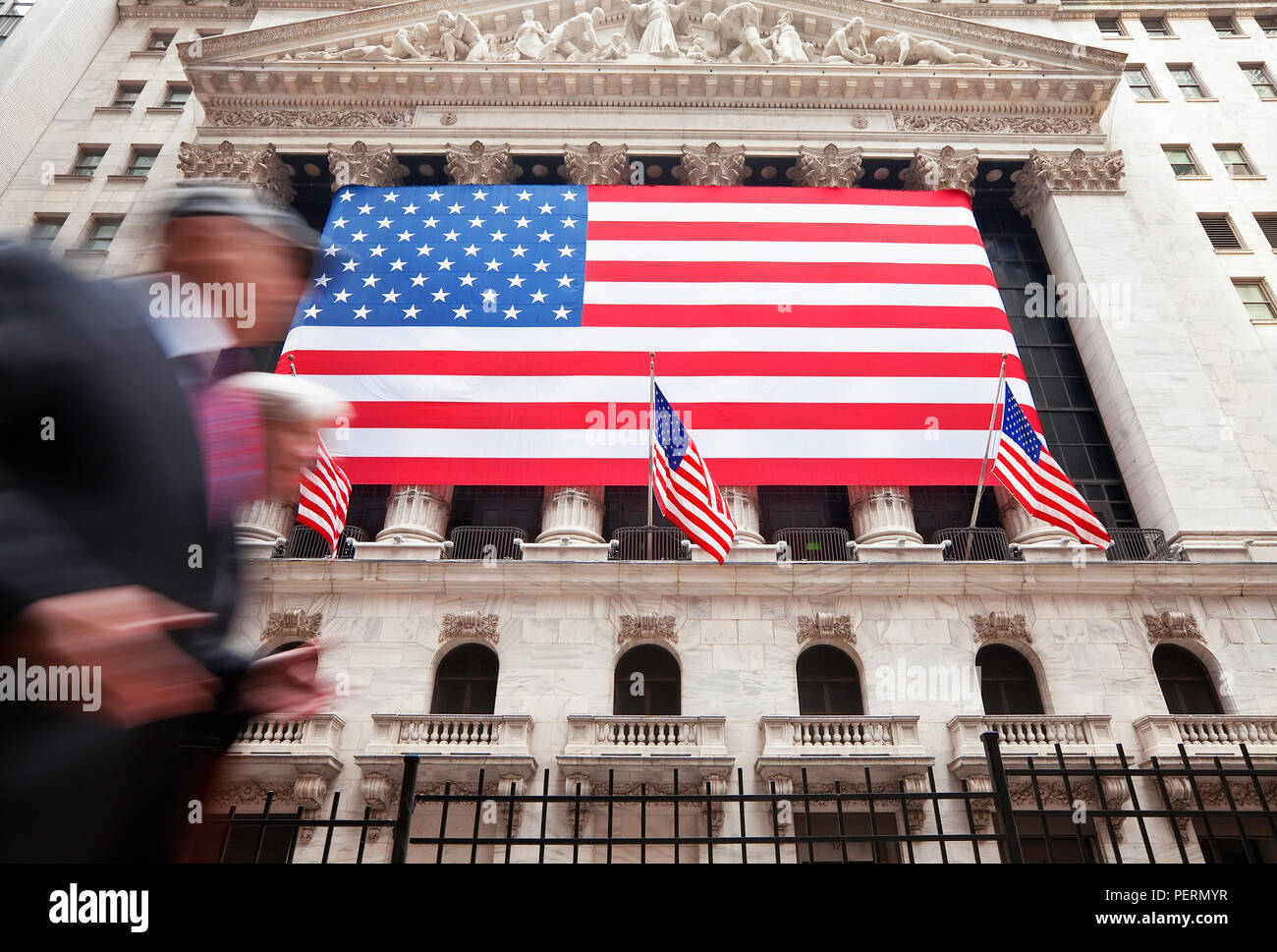 USA, New York City, Manhattan, Downtown Finanzviertel - Wall Street und die US-Flagge Stockfoto
