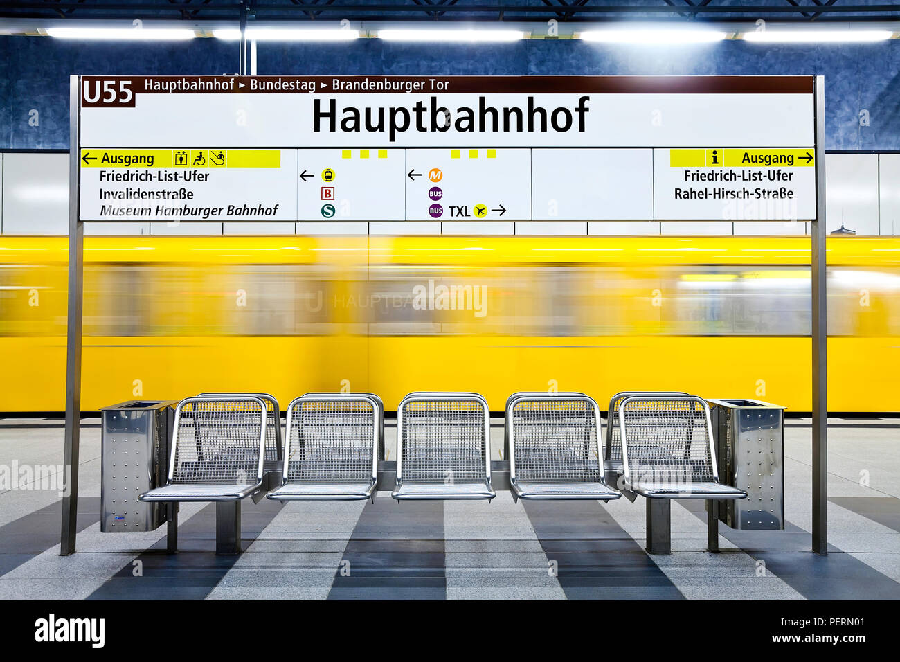 Europa, Deutschland, Berlin, moderne U-Bahnhof - fahrenden Zug Zug in den Bahnhof Stockfoto