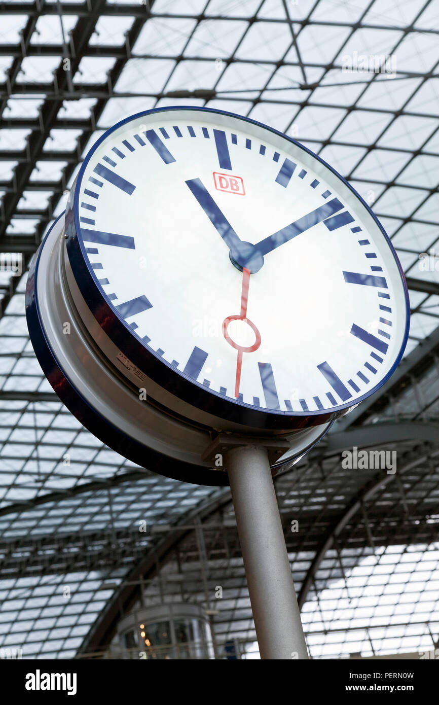 Europa, Deutschland, Berlin, neue, moderne Hauptbahnhof - Station clock Stockfoto