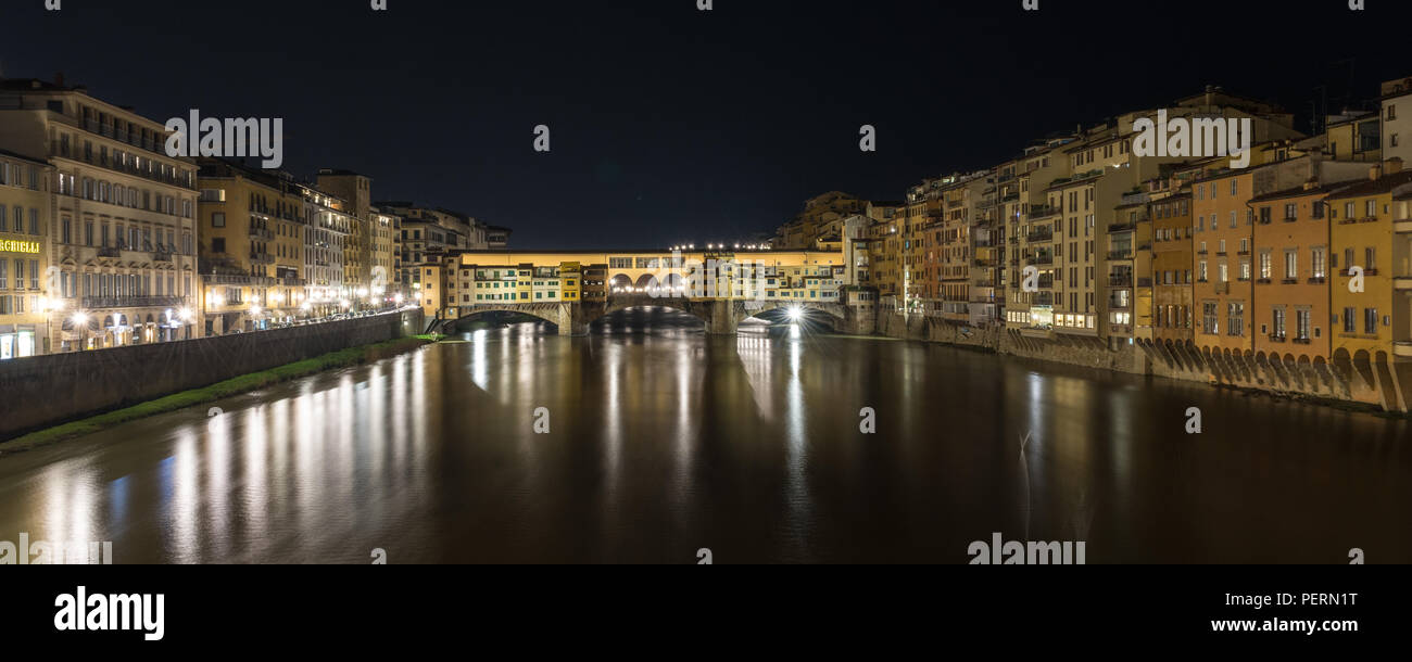 Florenz, Italien - 21. März 2018: Der Fluss Arno fließt unterhalb der historischen Brücke Ponte Vecchio in Florenz bei Nacht. Stockfoto