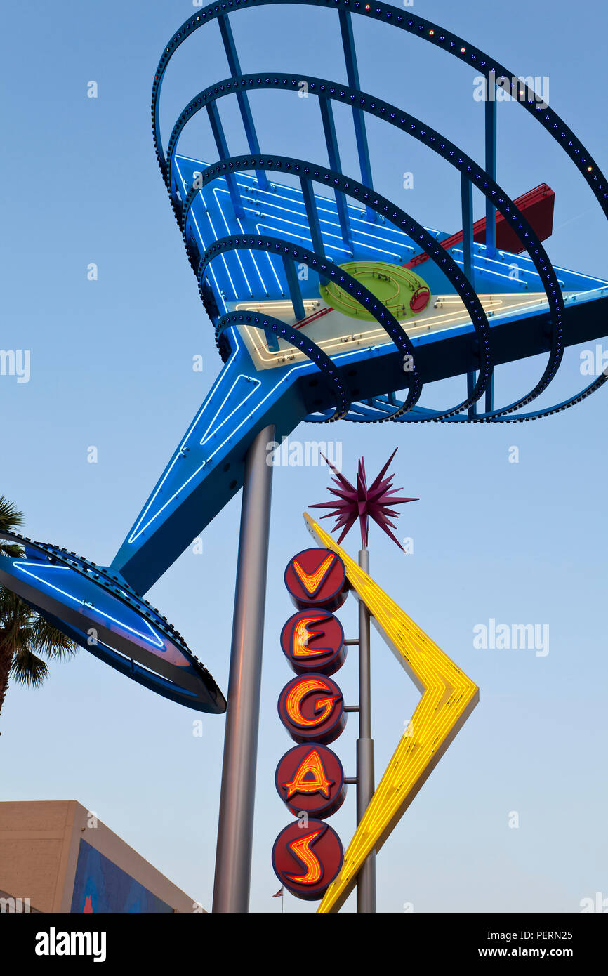 Vereinigte Staaten von Amerika, Nevada, Las Vegas, Downtown, Freemont Bereich Ost, Neon Vegas Zeichen, Dämmerung Stockfoto