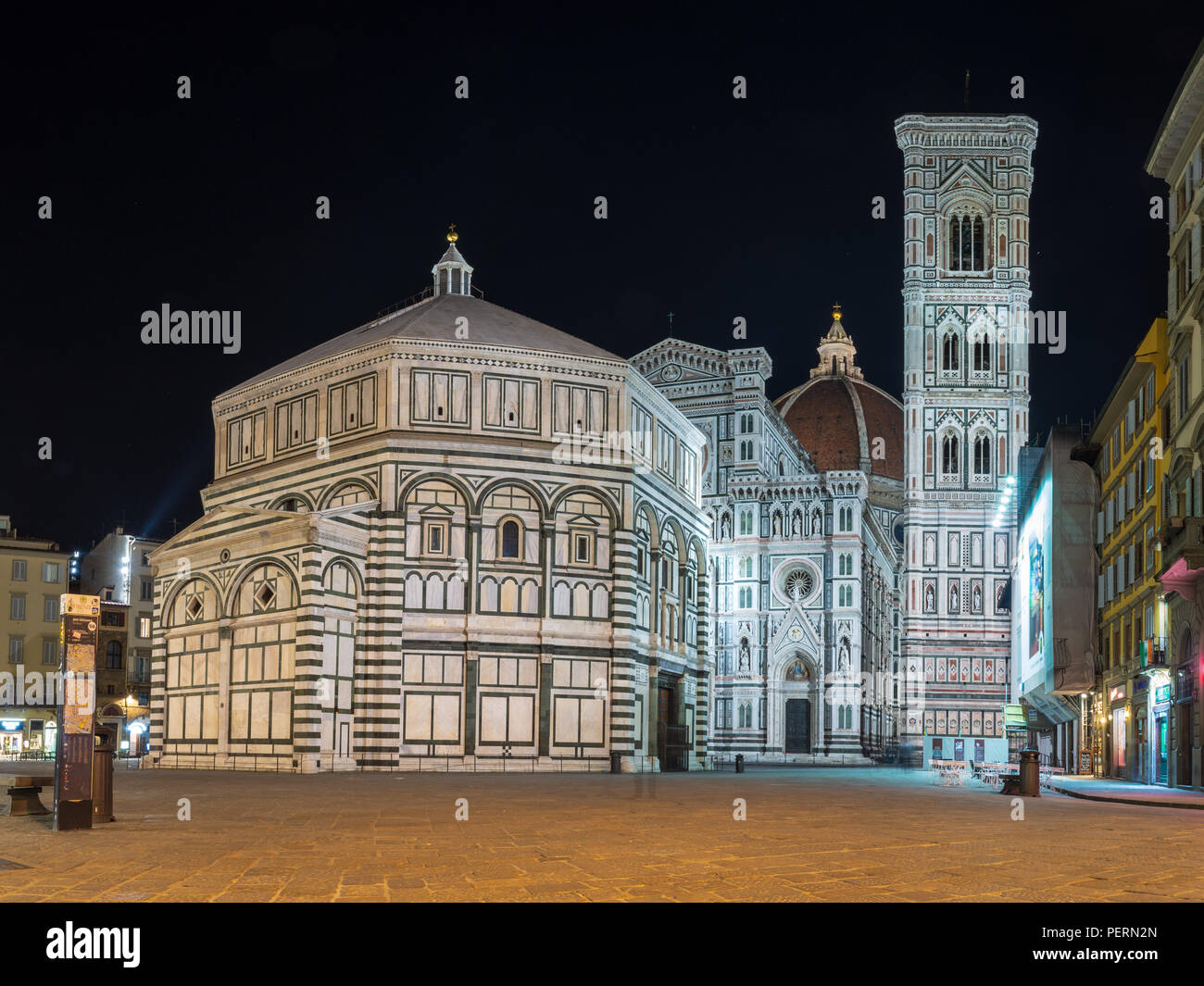 Florenz, Italien - 21. März 2018: Die Renaissance der Kathedrale, den Glockenturm und das Baptisterium von Florenz sind abends beleuchtet. Stockfoto