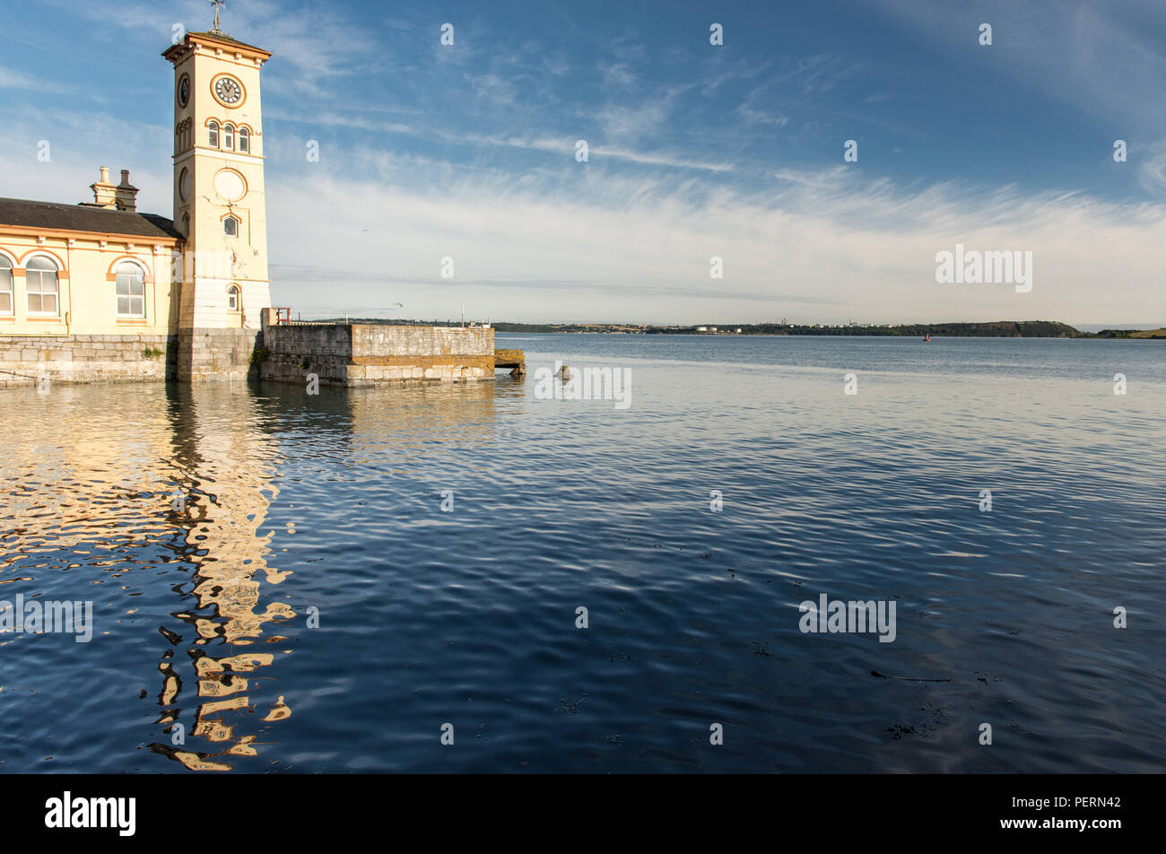 Der Turm des Alten Rathauses in der kleine touristische Stadt Cobh am Ufer des Hafen von Cork im Süden Irlands. Stockfoto