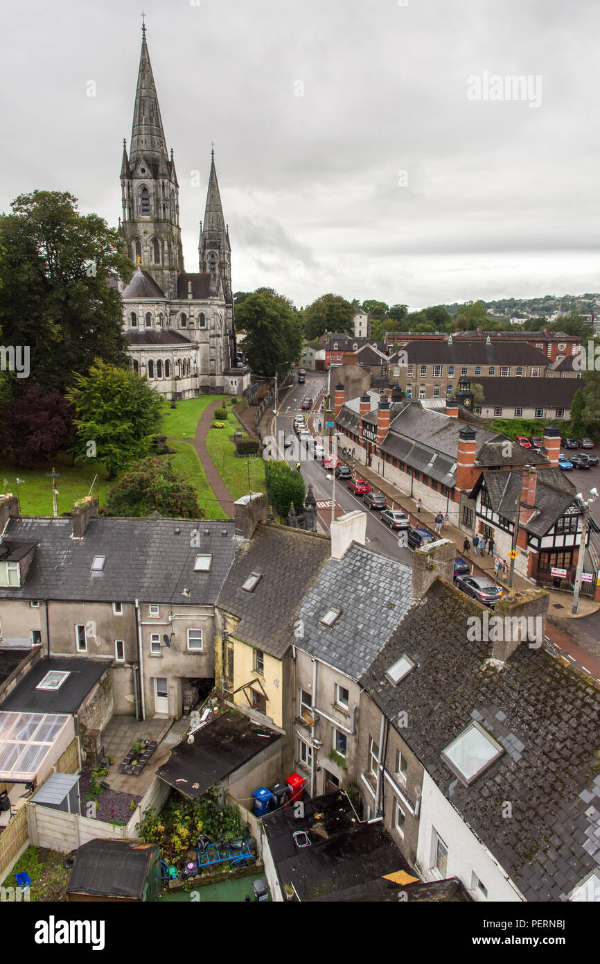 Cork, Irland - 15. September 2016: St Fin Barre der Kirche von Irland Kathedrale über Straßen von bunten Reihenhäuser in Cork steht. Stockfoto