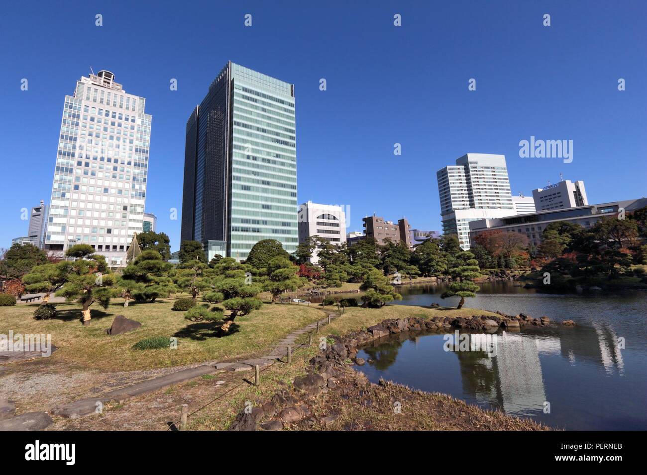 Tokio - die Skyline der Wolkenkratzer von Kyu Shiba Rikyu Garten gesehen. Stockfoto