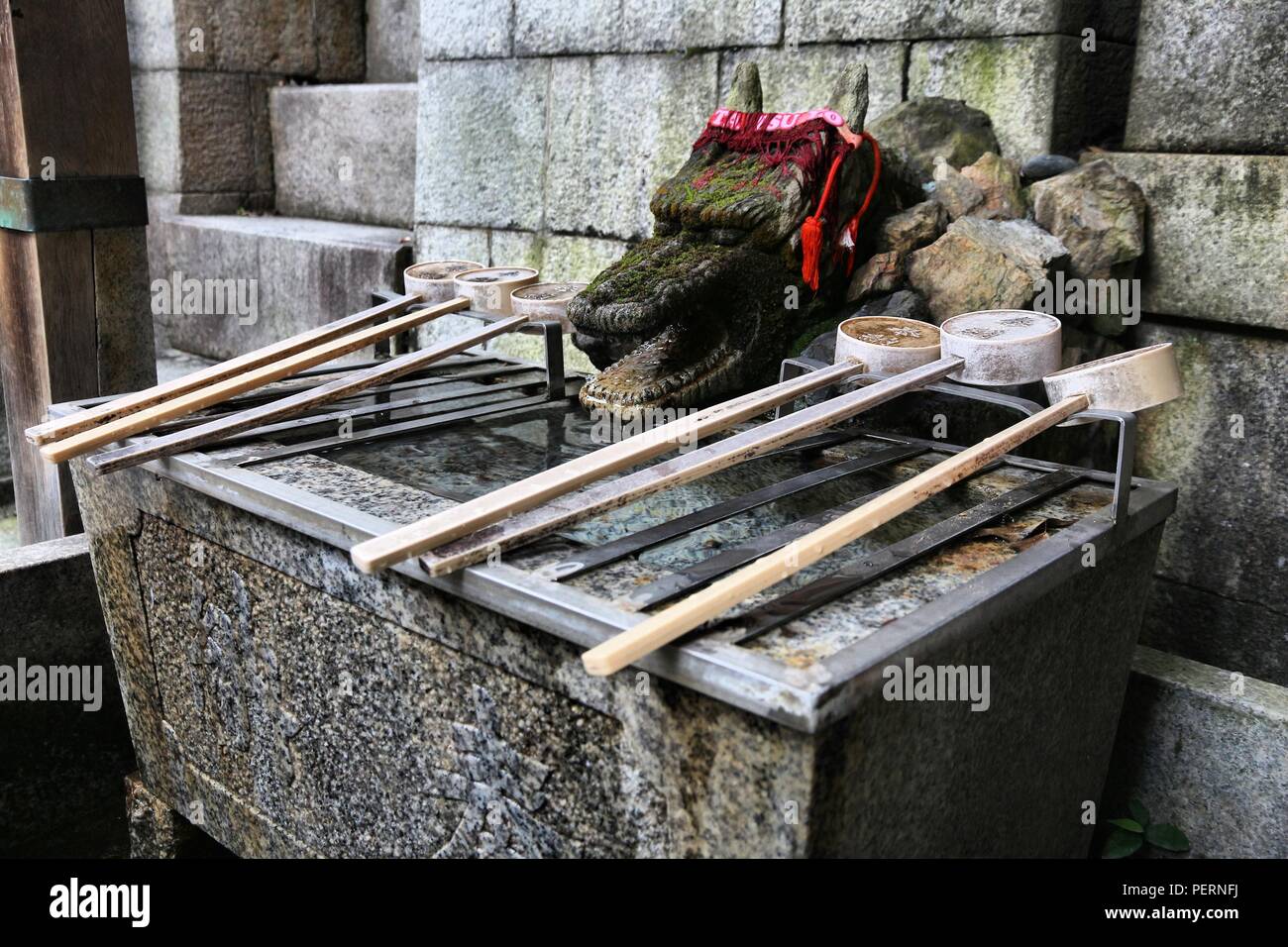 KYOTO, Japan - 28. NOVEMBER 2016: Feierliche Wasseraufbereitung Frühjahr Fushimi Inari Taisha Shrine in Kyoto, Japan. Es gibt mehr als 10.000 tori Stockfoto