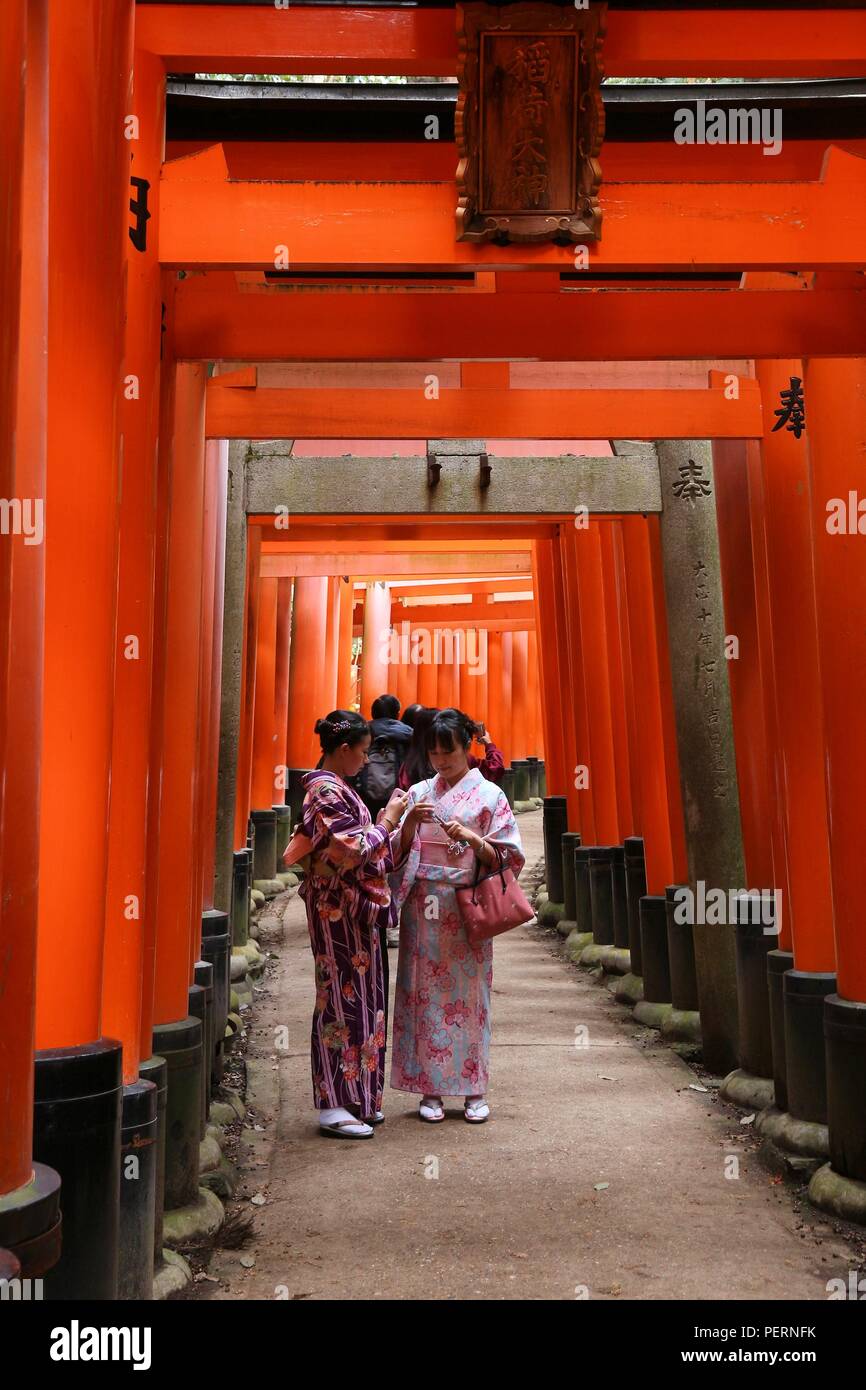 KYOTO, Japan - 28. NOVEMBER 2016: Kimono kostümierte Frauen besuchen Fushimi Inari Taisha Shrine in Kyoto, Japan. Es gibt mehr als 10.000 torii Gates in F Stockfoto