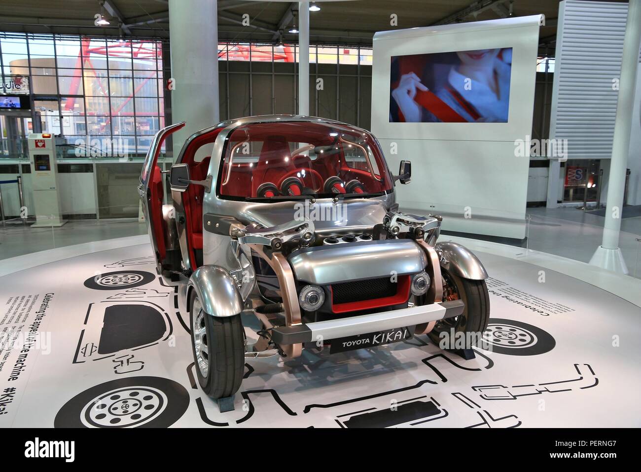 Tokio, Japan - Dezember 2, 2016: Konzept futuristischen Auto in Mega Web präsentiert: Toyota Stadt zeigen. Mega Web ist eine öffentliche Ausstellung von Toyota Auto Mann Stockfoto