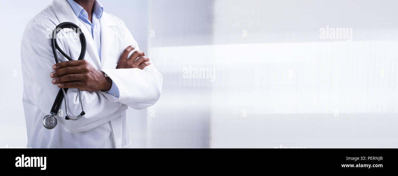 Panoramablick auf männlicher Arzt mit verschränkten Armen Holding Stethoskop Stockfoto