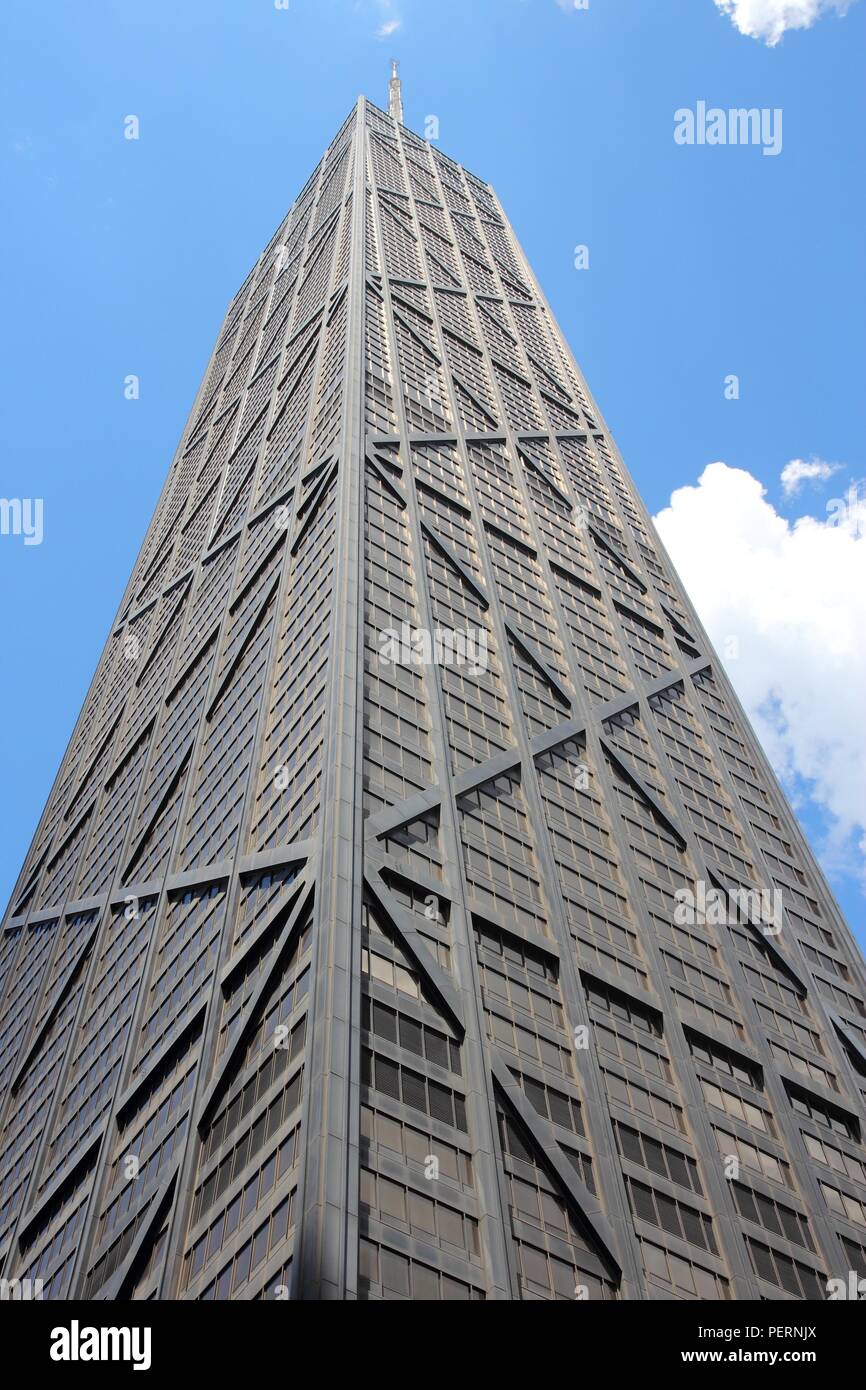 CHICAGO - Juni 28: John Hancock Center am 28. Juni 2013 in Chicago. Es ist 344 m hoch und wurde im Jahr 1965 abgeschlossen. Von 2014 Es wird 4. höchste Gebäude in Stockfoto